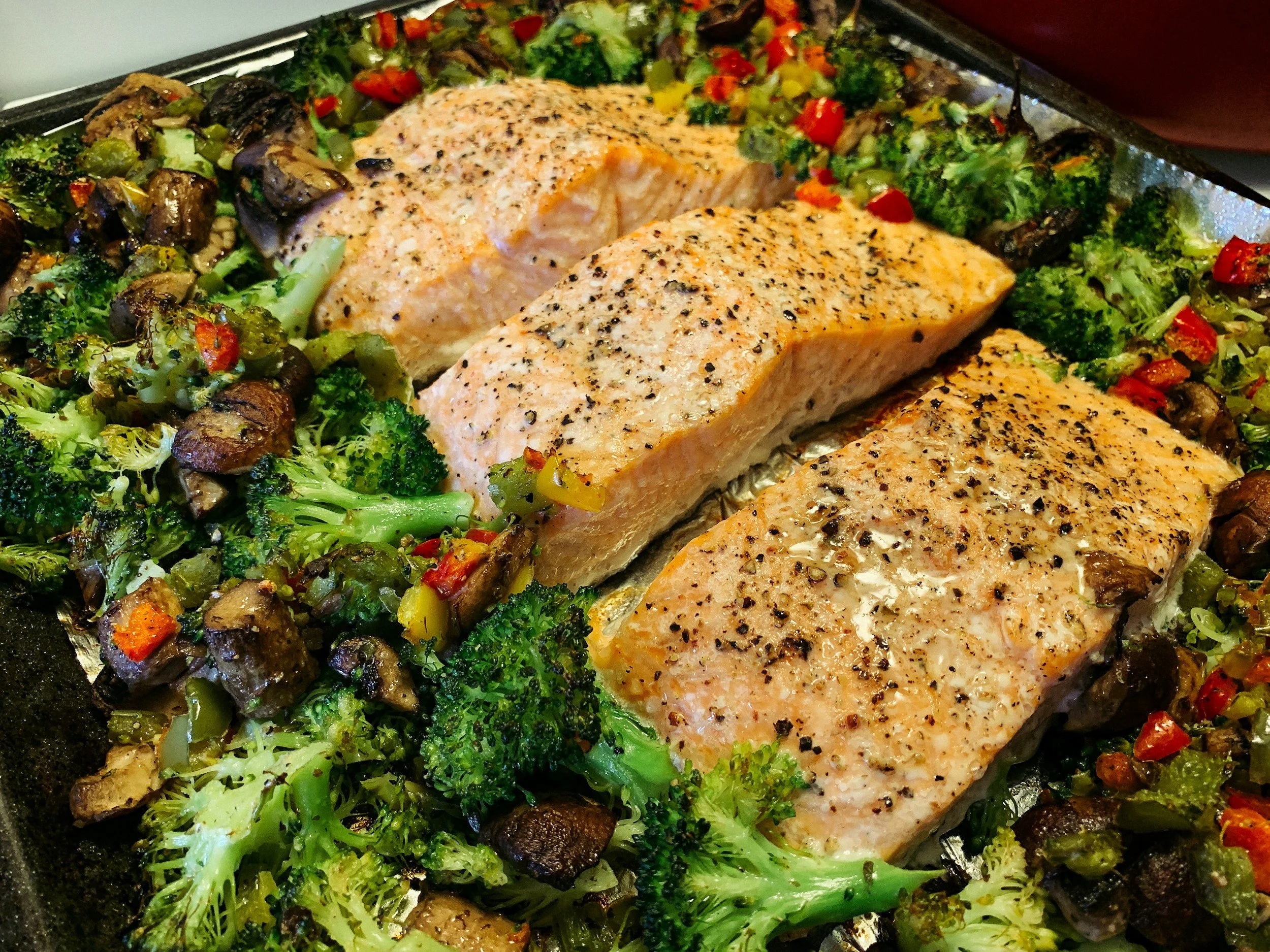 One-tray salmon, baby potatoes and broccoli