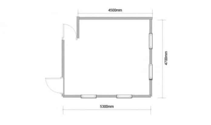 Floor plan of a rectangular room with dimensions 5300mm by 4700mm, including a door on the left side and three windows on the right wall.