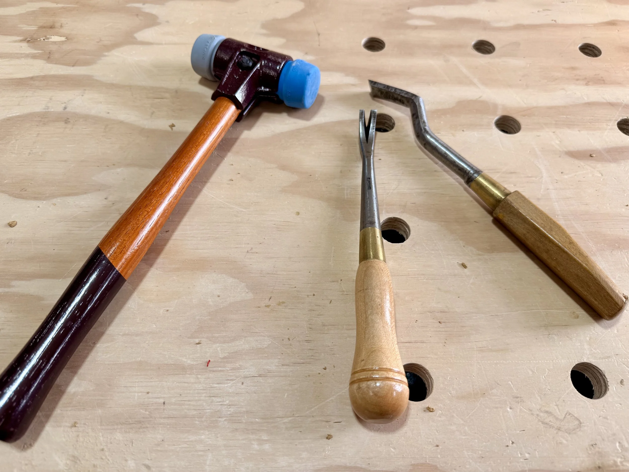 Espace de travail MFT avec arrache clou et outils de tapisser