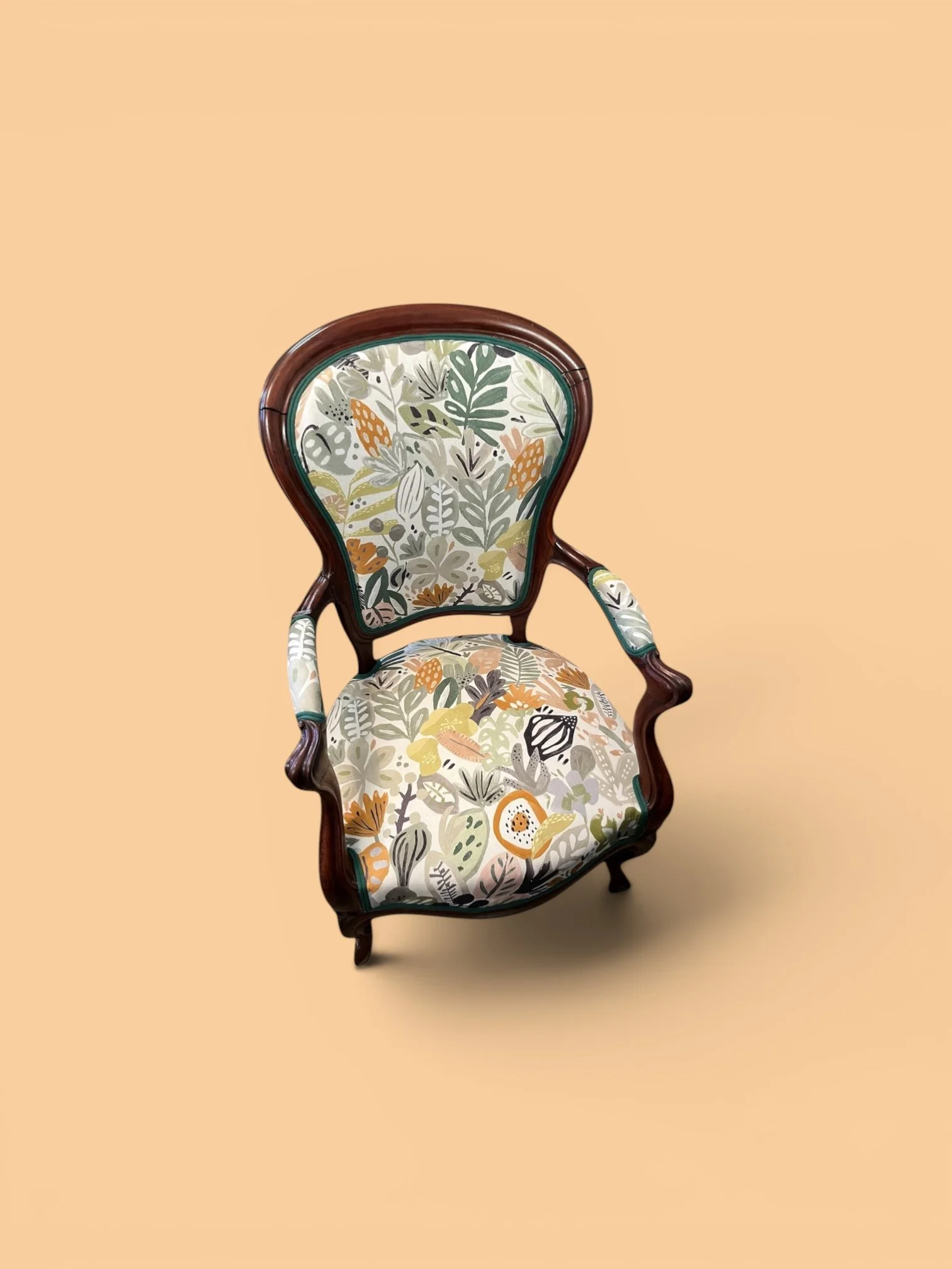 Fauteuil Louis-Philippe refait avec tissu Scion Gelato et passe poil double vert foret