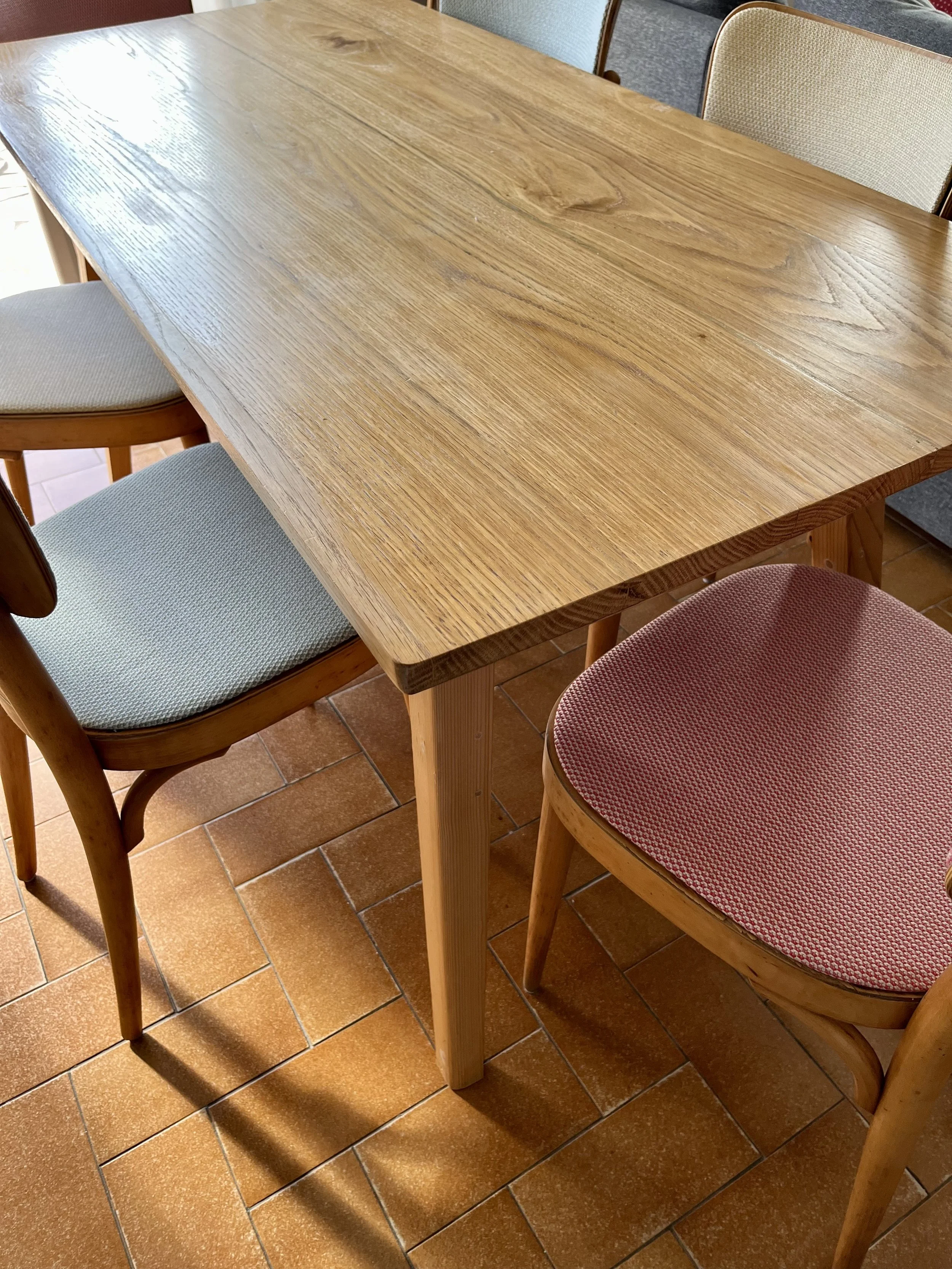 Table en chêne upcyclé sur mesure avec chaises Baumann restaurées