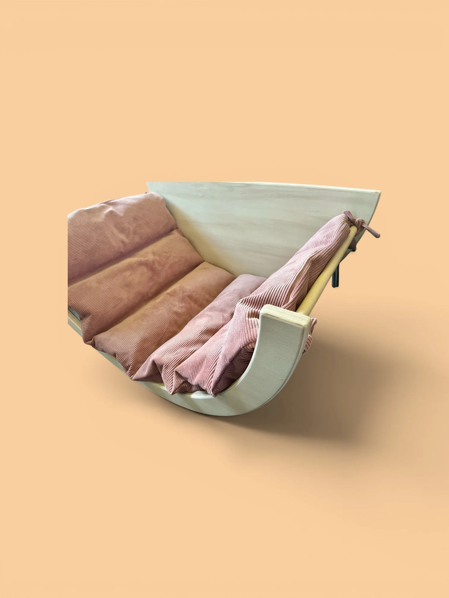 Arche multifonctions inspiration Montessori sur mesure en bois avec matelas coussin en velours vieux rose et garnissage en plume naturelles