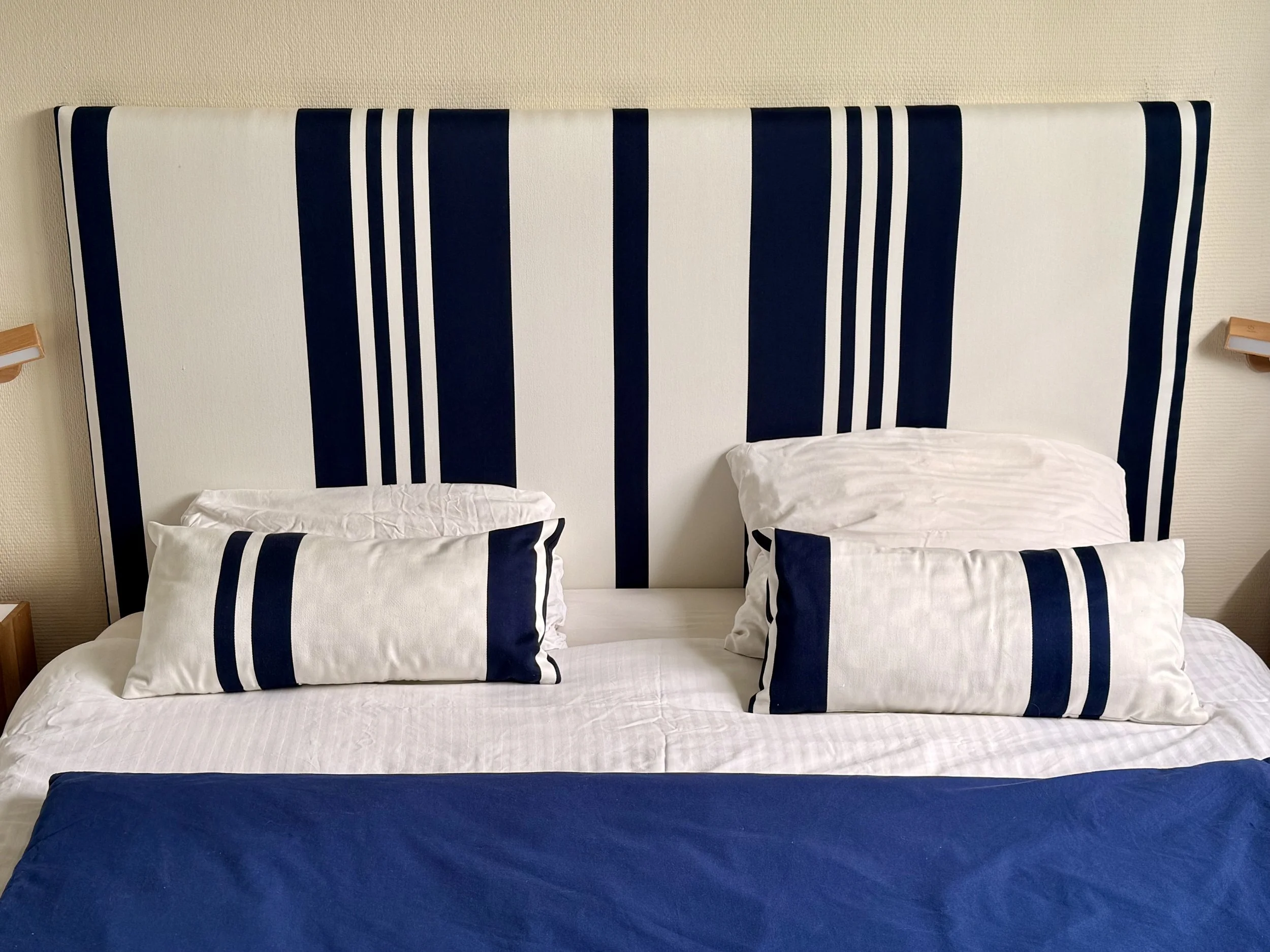 Tête de lit sur mesure en tissu maison Jean Vier  Pampelune bleu encre avec ses coussins assortis