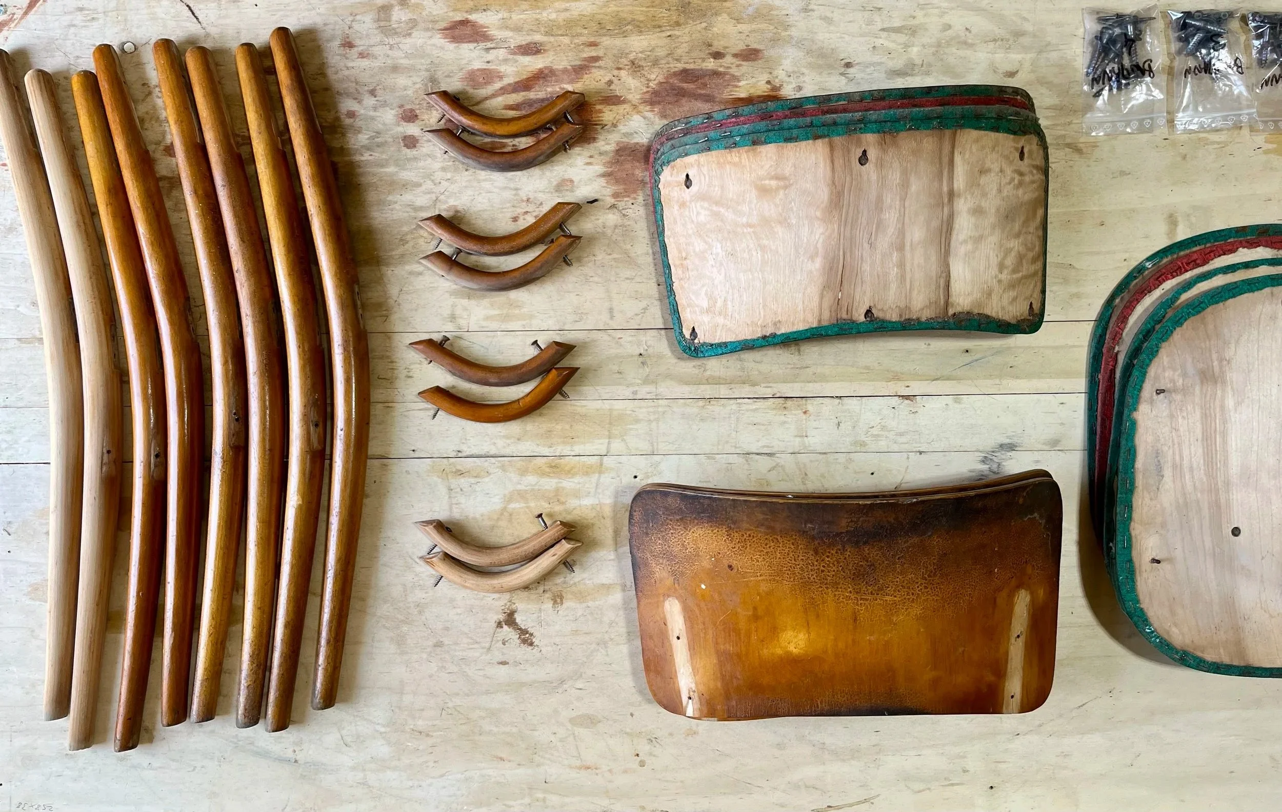 Vue éclaté des chaises Baumann avant restauration