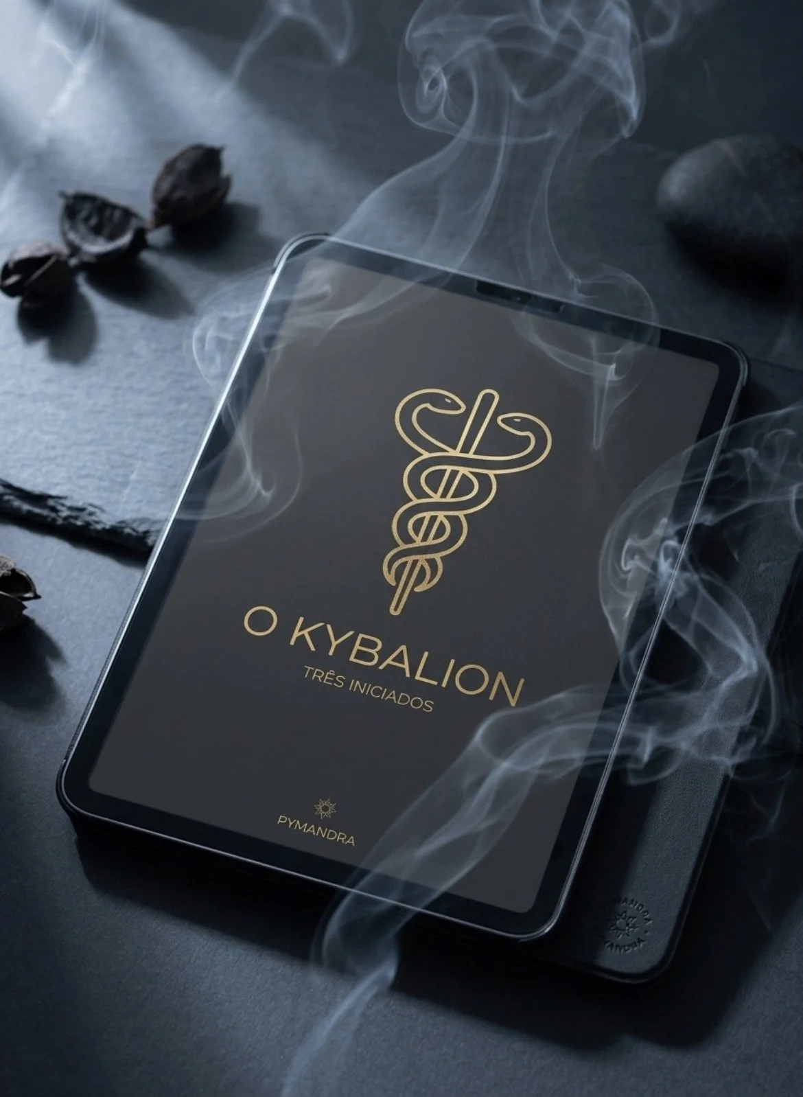 O Kybalion dos Três Iniciados em ebook, edição Pymandra com caduceu hermético dourado sobre fundo negro