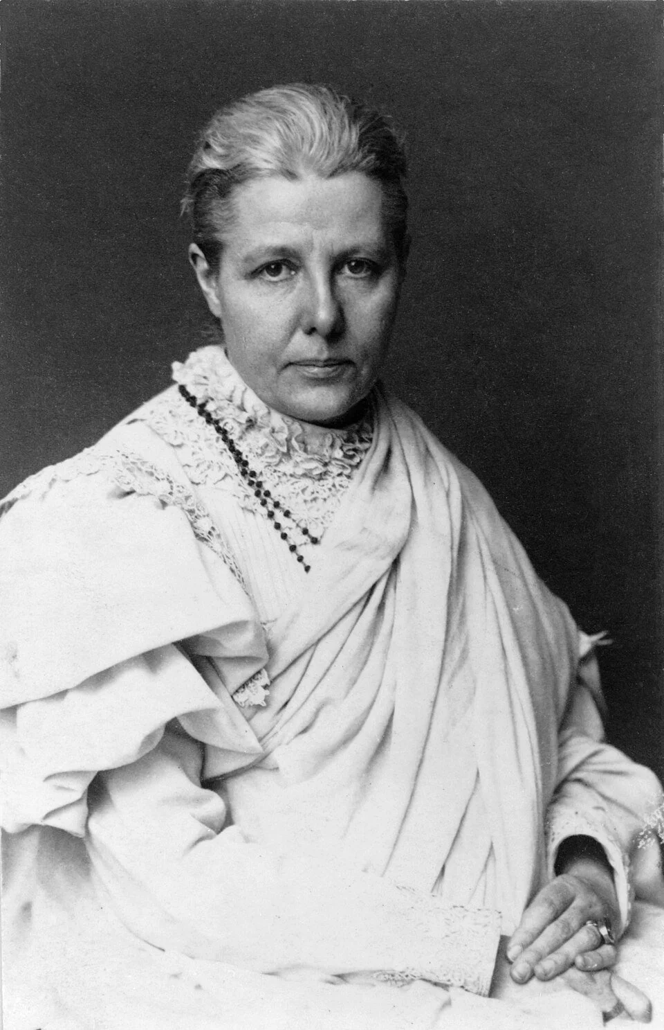 retrato da teosofa Annie Besant, preto e branco. Autora de a Sabedoria Antiga, livro traduzido por Miguel M. Gomes e representado pela Pymandra Editora.