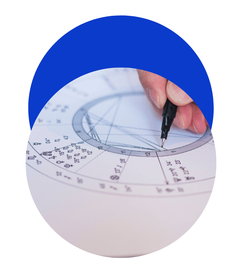 Une main tenant un stylo noir, dessinant sur un cercle de géométrie ou d'astronomie avec des lignes et des angles, posé sur une feuille.