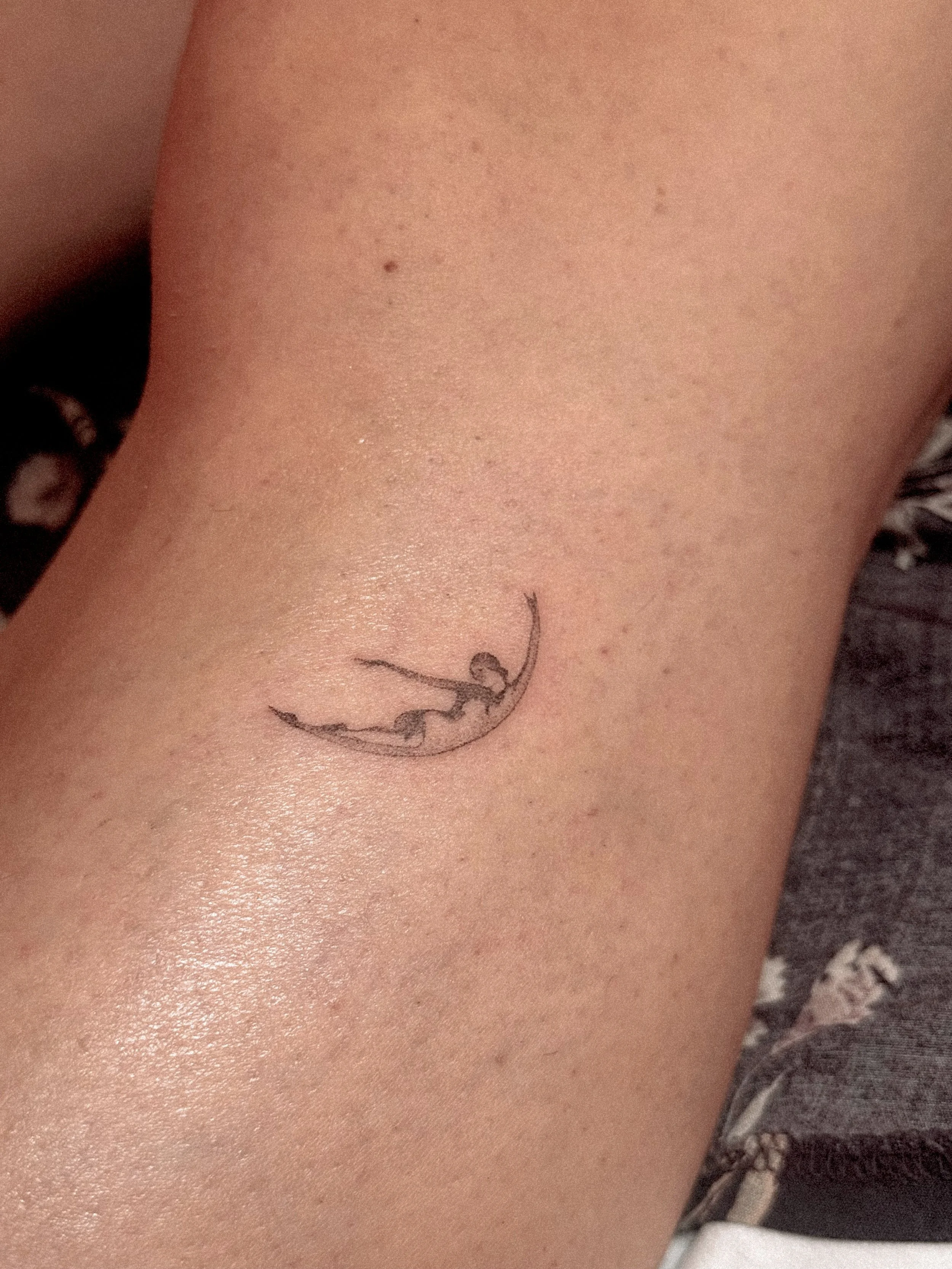 Under Knee Moon Lady