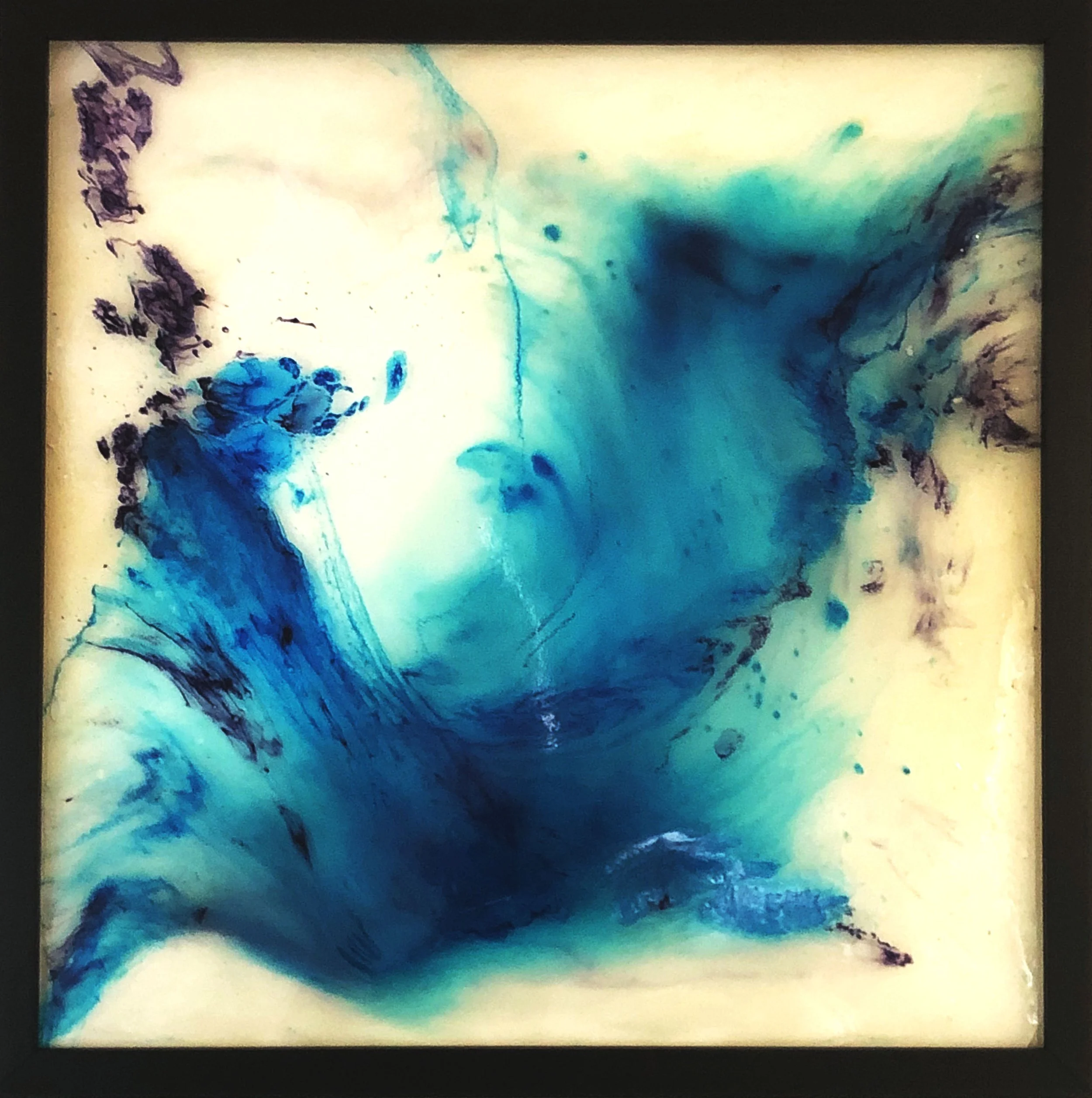 Ocean moods
2018
Resin and  luminous pigments
90cm x 90cm