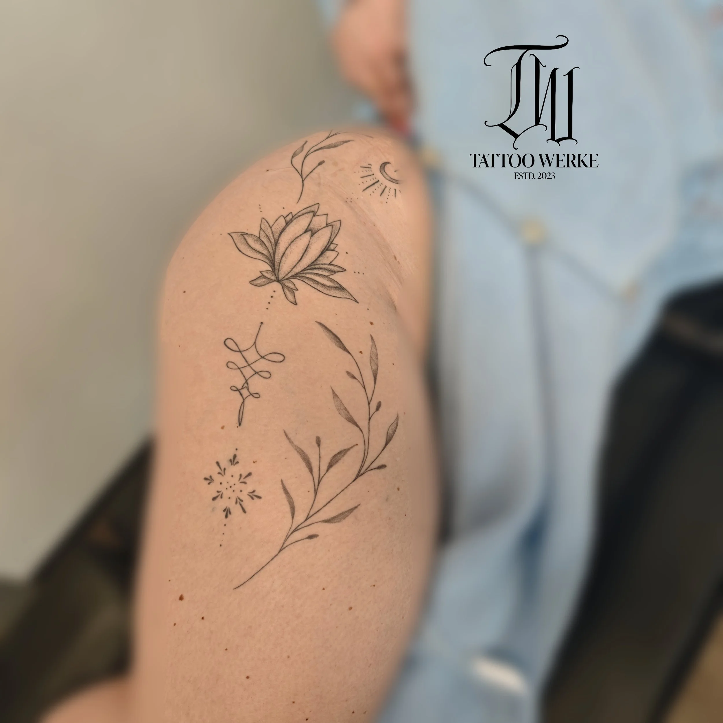 Meine Kundin hat sich ein feminines Tattoo gewünscht, welches sich von ihrem Bein, bis hoch bis zu Ihrer Hüfte entlang zieht. Blätterranken geben dem ganzen einen leichten look und schmeicheln dem natürlichen Flow des Körpers. Die Lotusblüte im Mitte