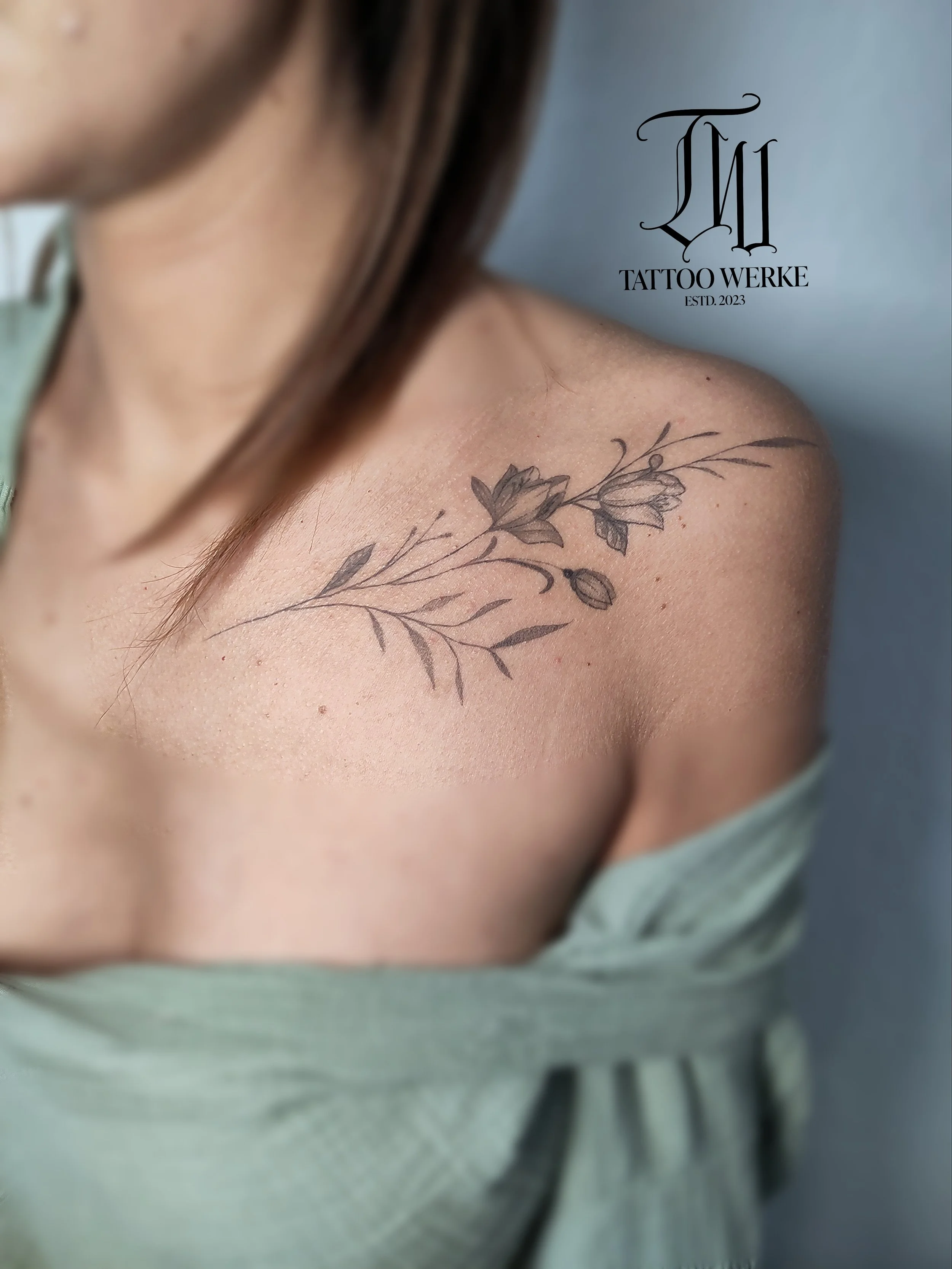 Ein florales Fine-Line Motiv unter dem Schlüsselbein, zeitlos und elegant. Abgeheilt genauso wunderschön wie frisch gestochen. So muss ein gutes Tattoo aussehen.
