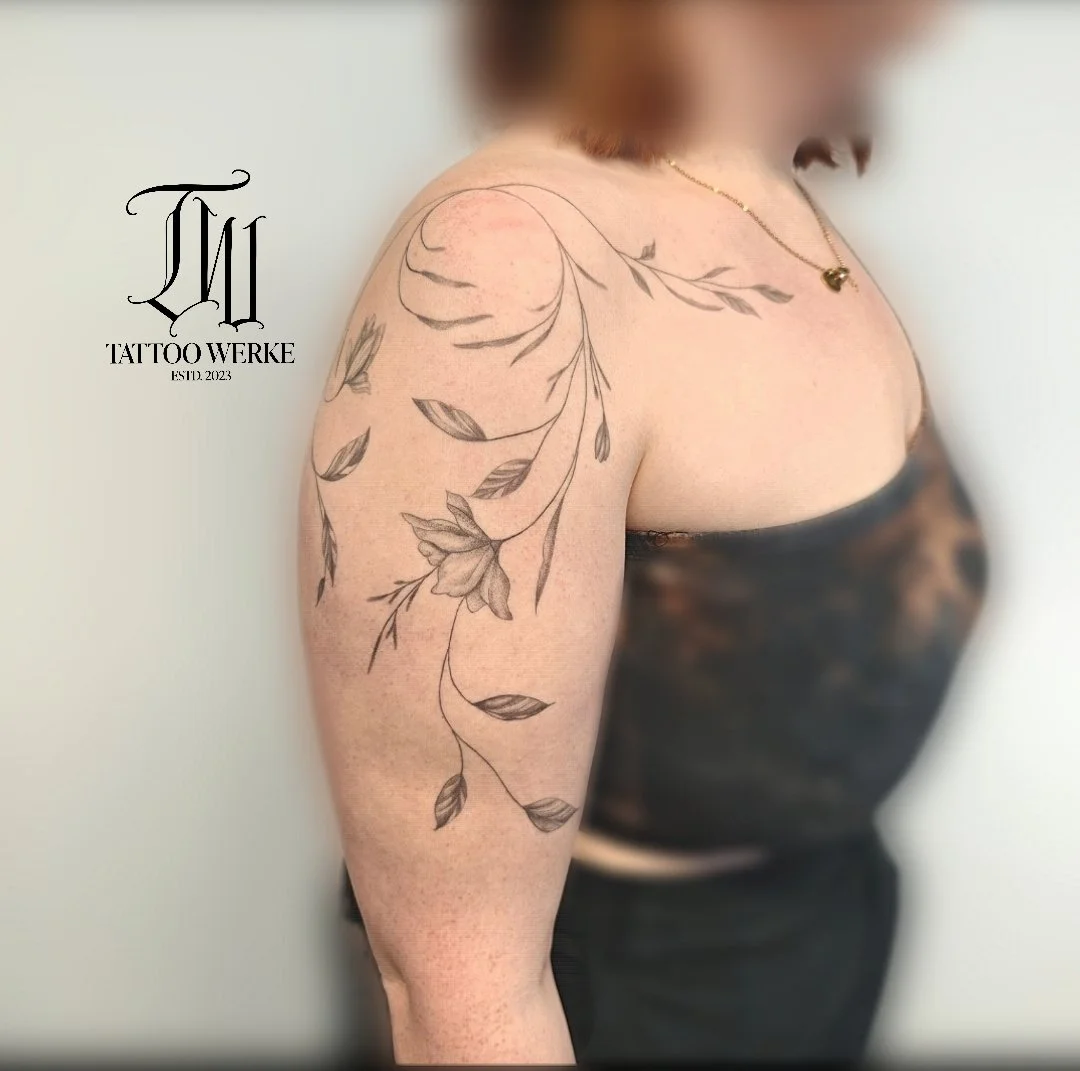 Dieses botanische Tattoo entlang des Oberarms und Schlüsselbeins ist zart abgeheilt. Die Kundin hatte sich offen gehalten, dass Tattoo am Unterarm zu erweitern. Die Erweiterung kannst du dir in meiner Galerie ansehen. 