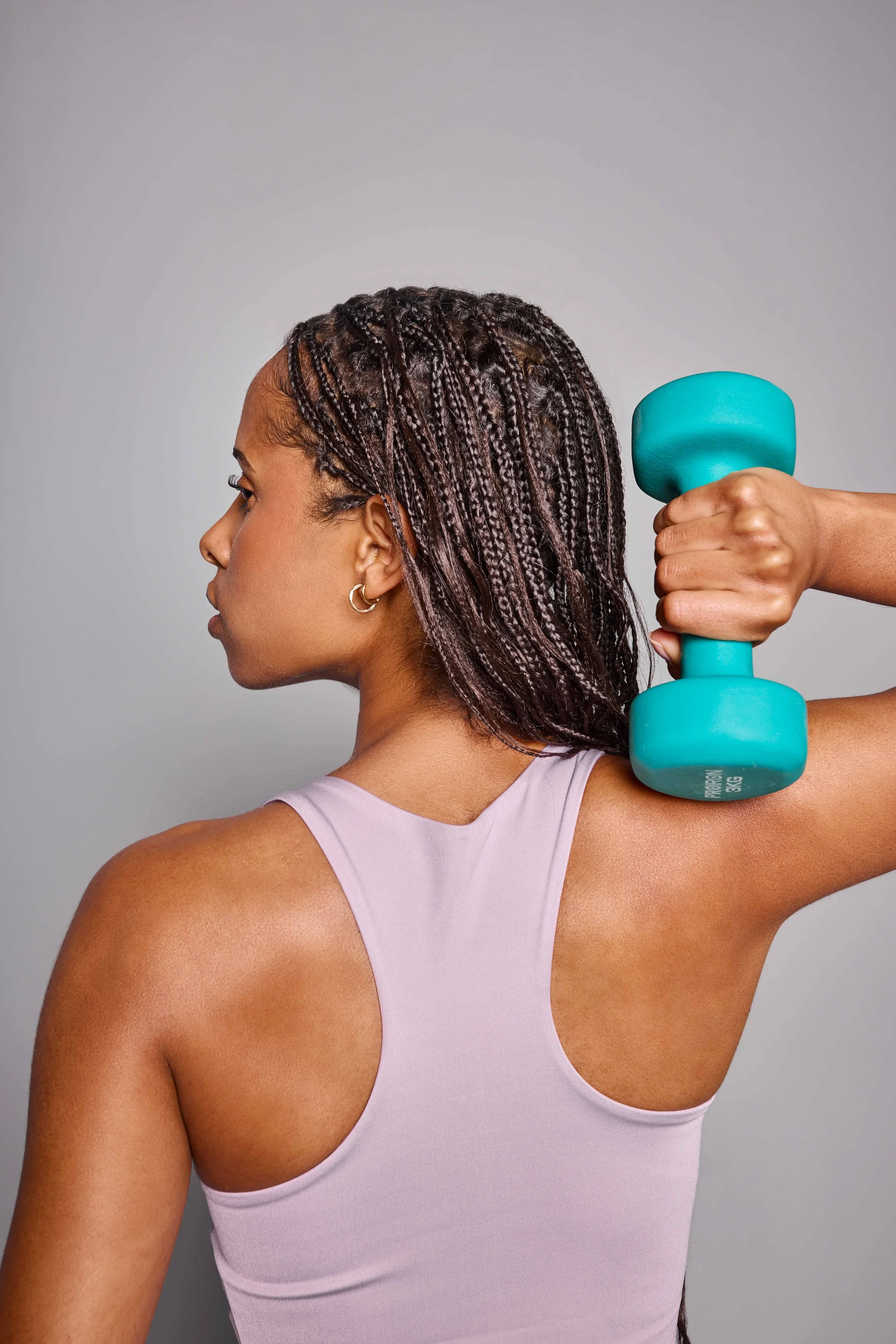 Pilates-Training mit Hanteln im modernen Pilates-Studio Sync Club in Linz.