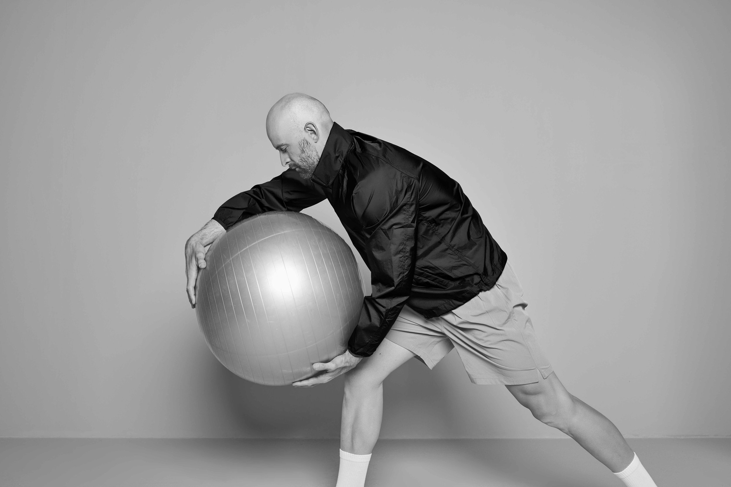 Pilates mit Gymnastikball im Studio
