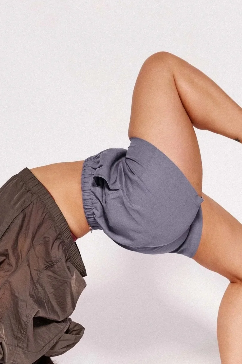 Person macht Yoga Bruecke im Studio