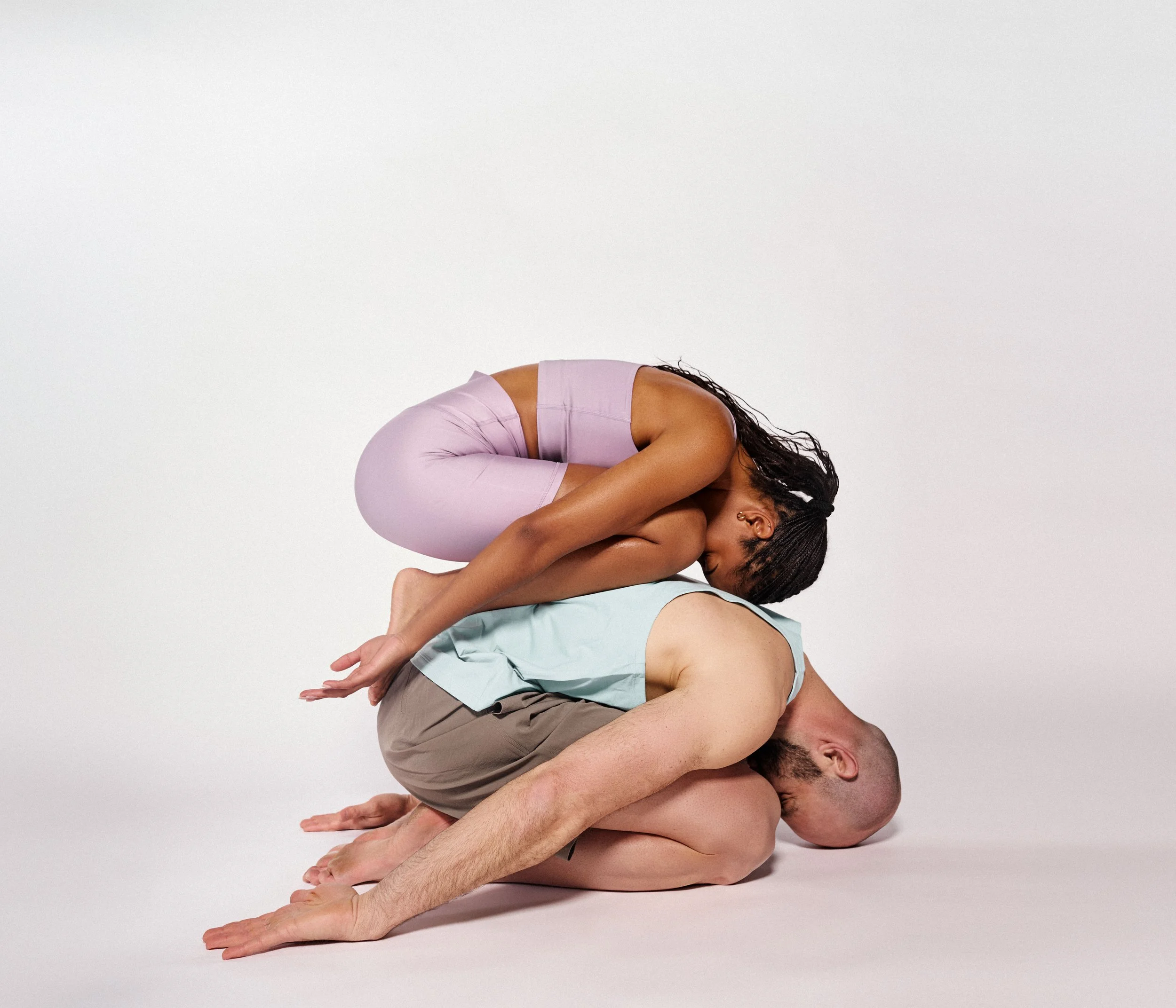 Zwei Teilnehmer in der Child's Pose während einer ruhigen Yoga-Class im Sync Club in Linz.