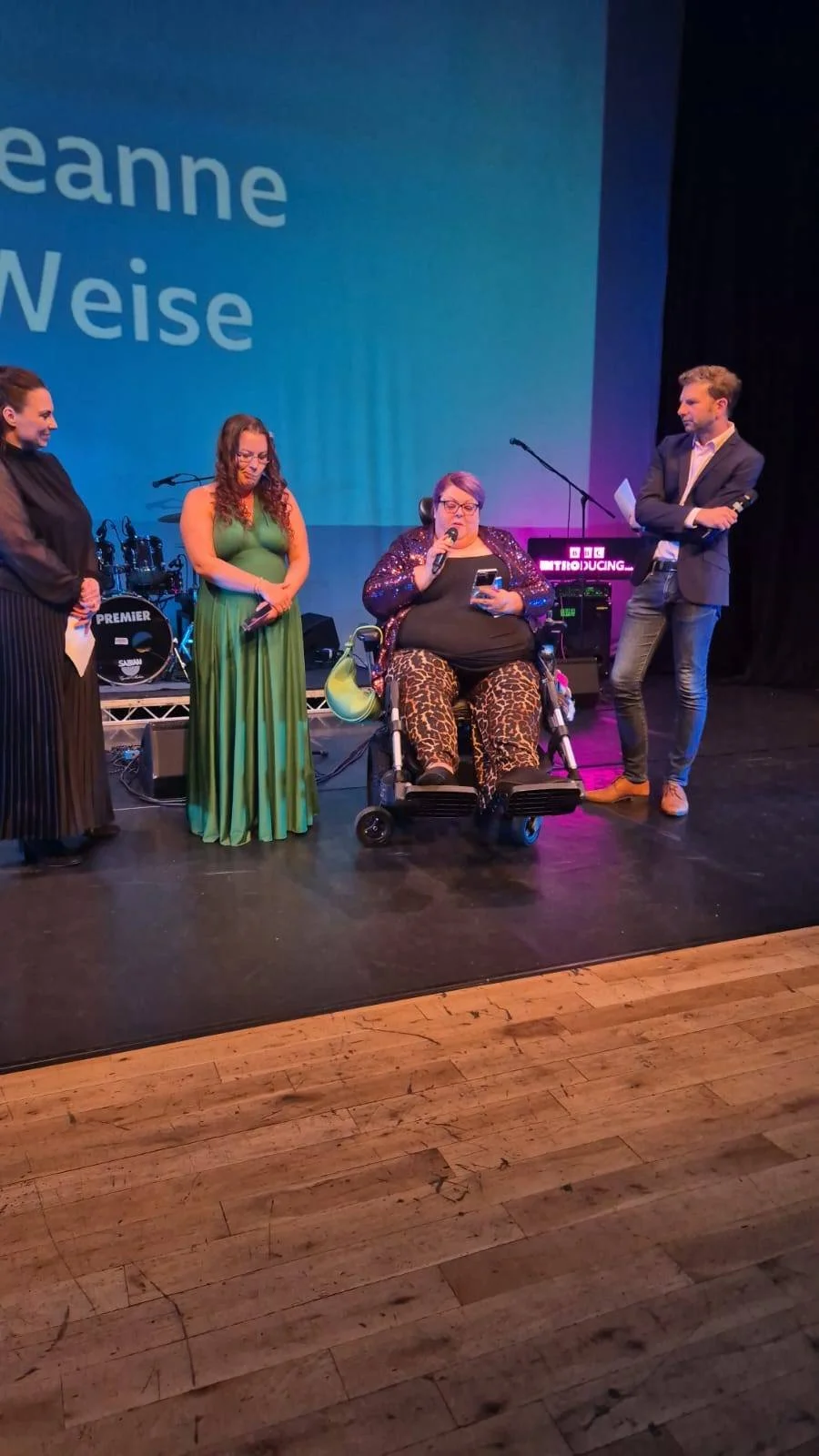 Presenting the award to the Great Neighbour category winner