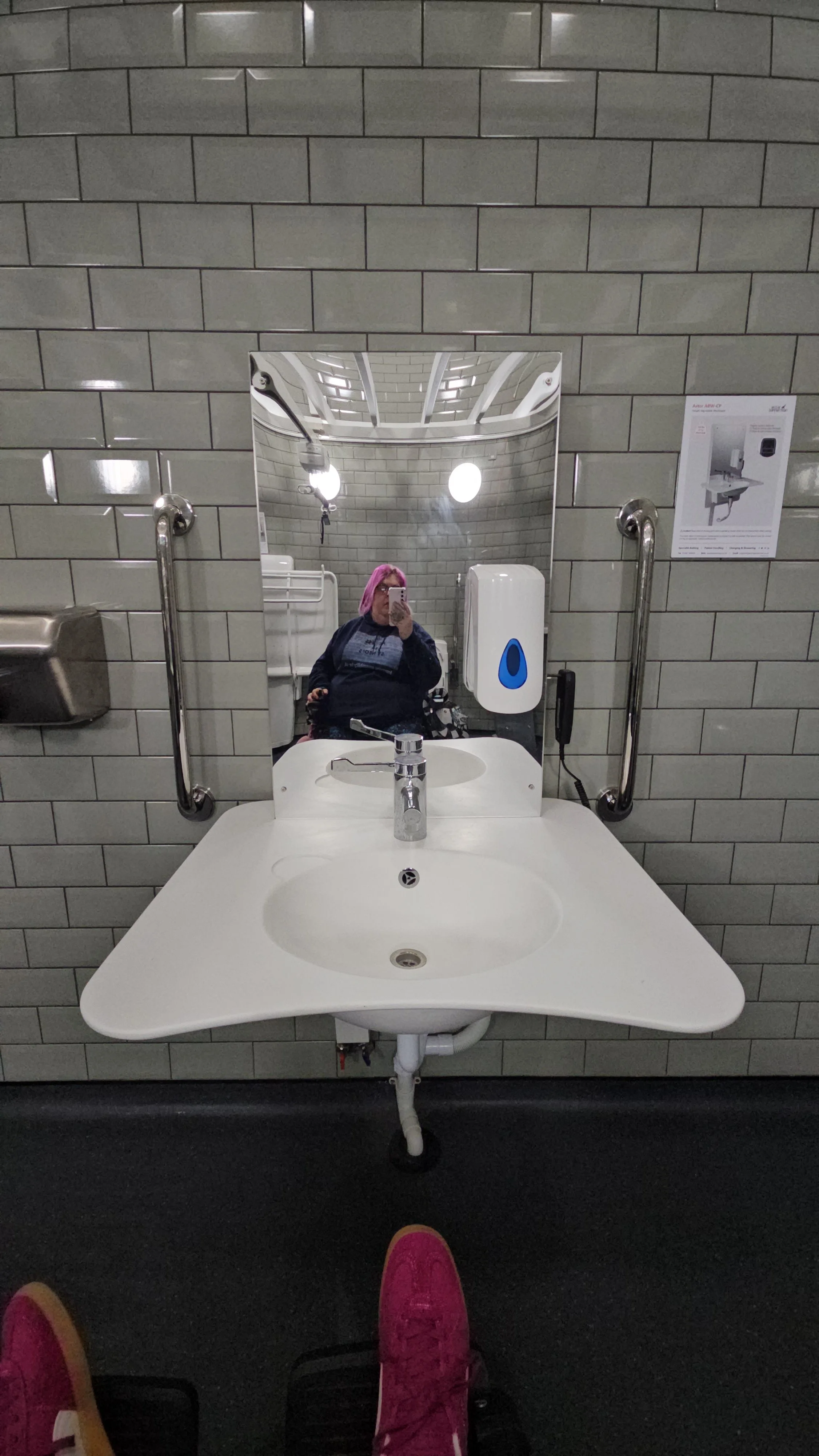 Height adjustable sink with remote control