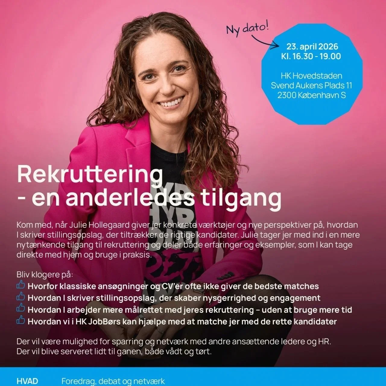 En kvinde smiler foran en lyserød baggrund, klædt i en pink blazer og sort T-shirt.