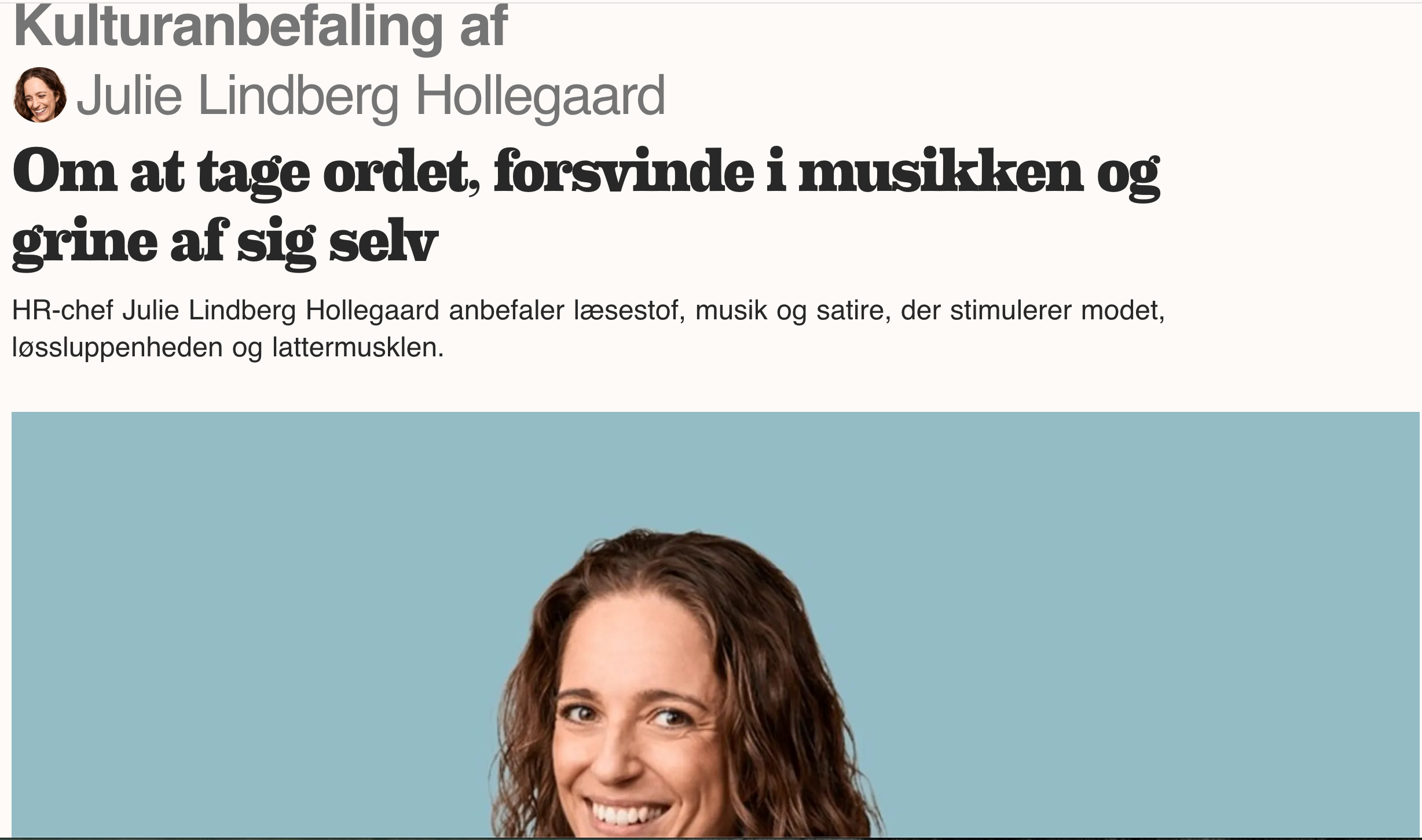 Overskrift og foto af Julie Lindberg Hollegaard på en artikel om kultur. Insanser om at tage ordet, forsvinde i musikken og grine af sig selv, med en del af hendes ansigt og hår synligt.