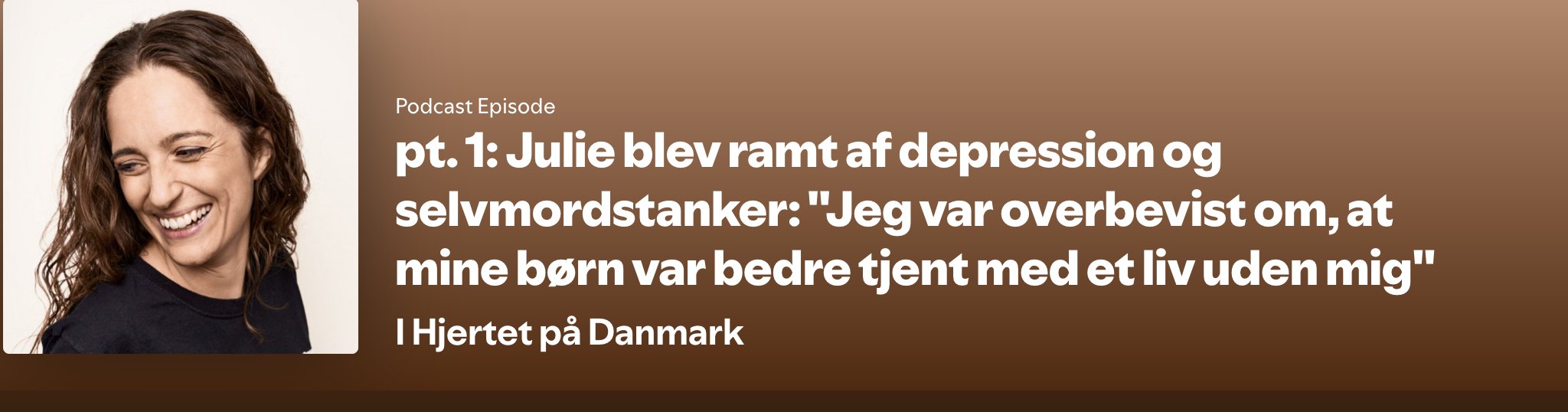 Et portræt af en smilende kvinde med brunt, krøllet hår, iført sort t-shirt, set fra venstre side.