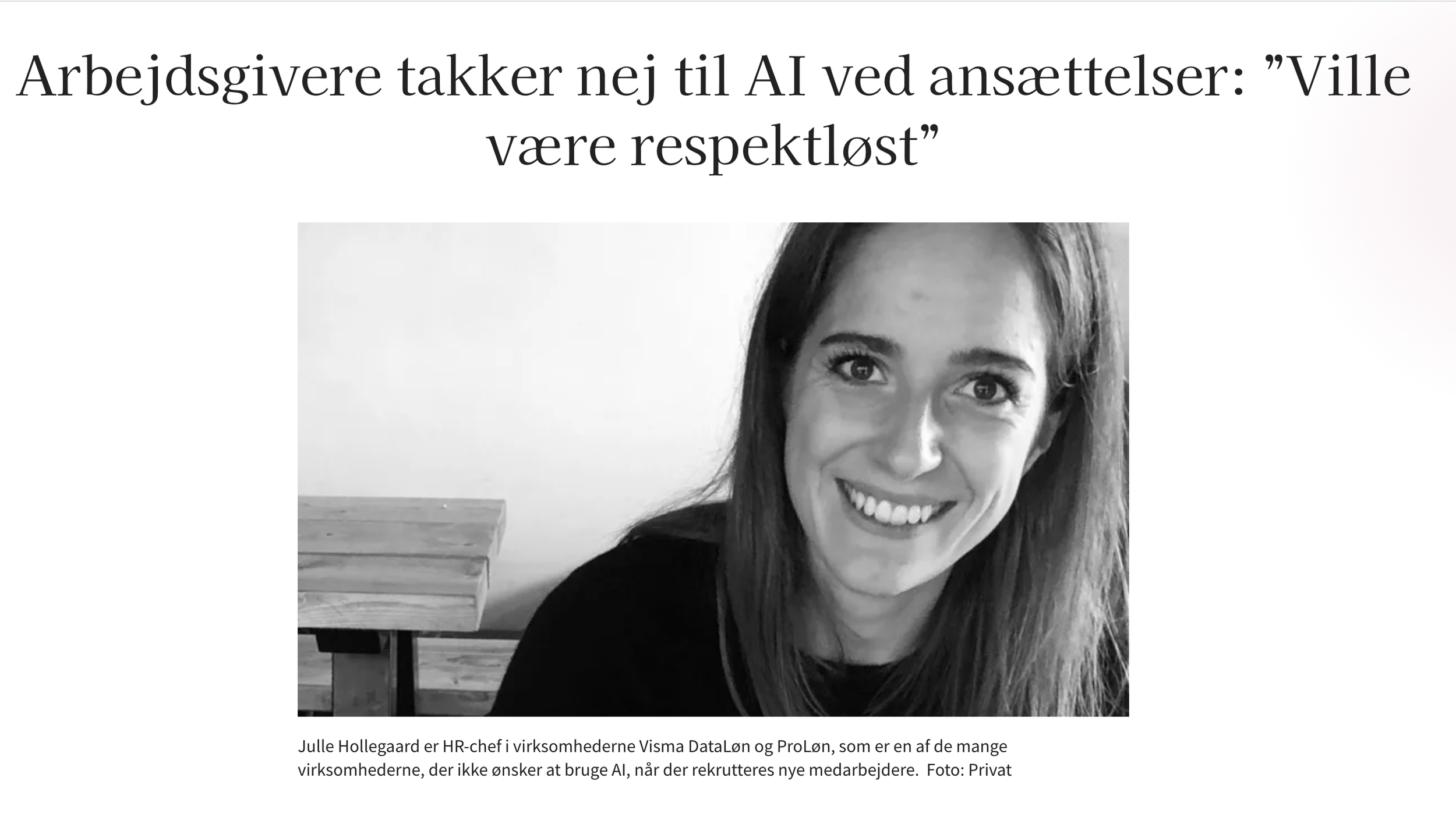 En skandinavisk kvinde med langt, brunt hår smiler til kameraet. Der er en træbord i baggrunden, og billedet er i sort-hvid.