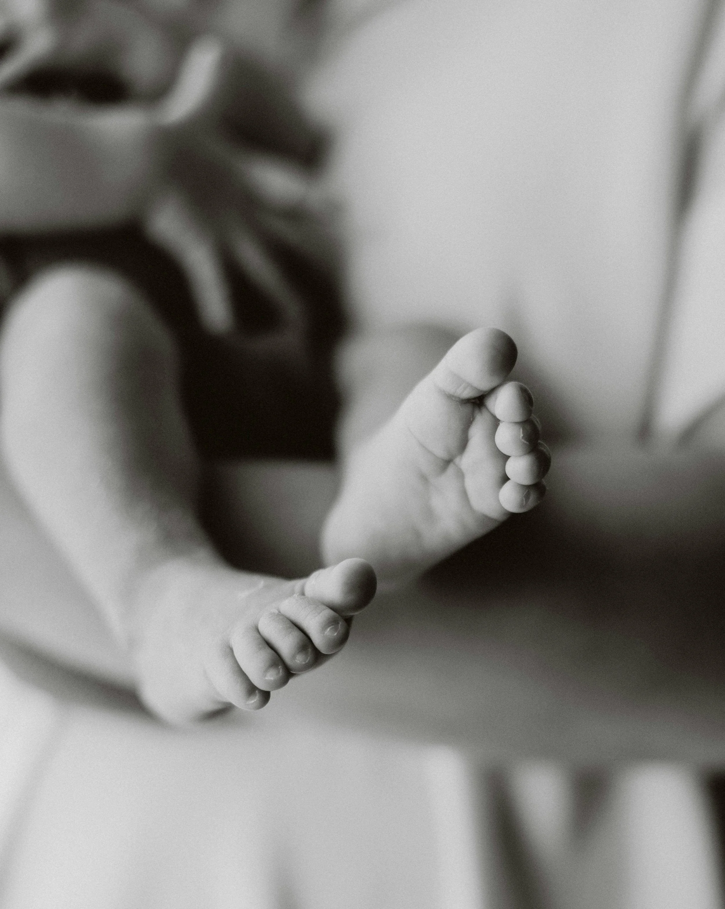 The feet of a newborn baby, whose parents used Flourish & Flows birth doula services in Palo Alto, California.