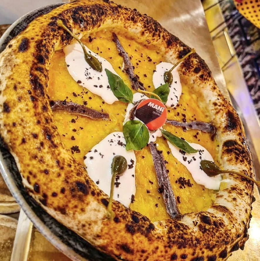 Pizza gourmet con una cialda alimentare che identifica il brand