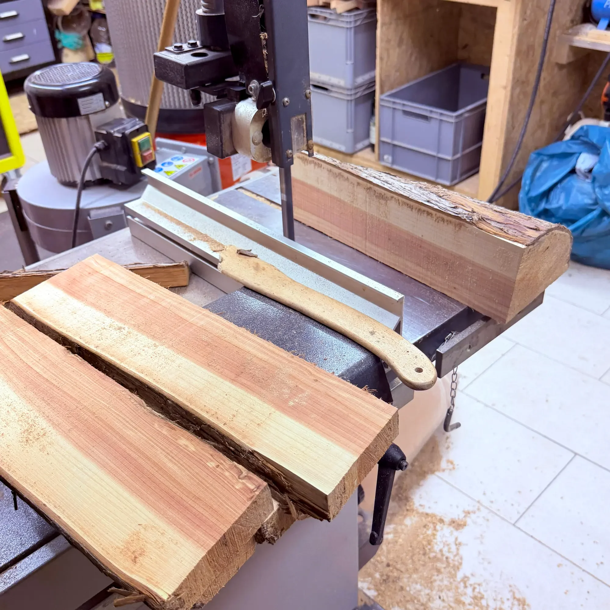 Juniper wood boards and spindle blanks sourced from a private garden in Linz, Upper Austria.