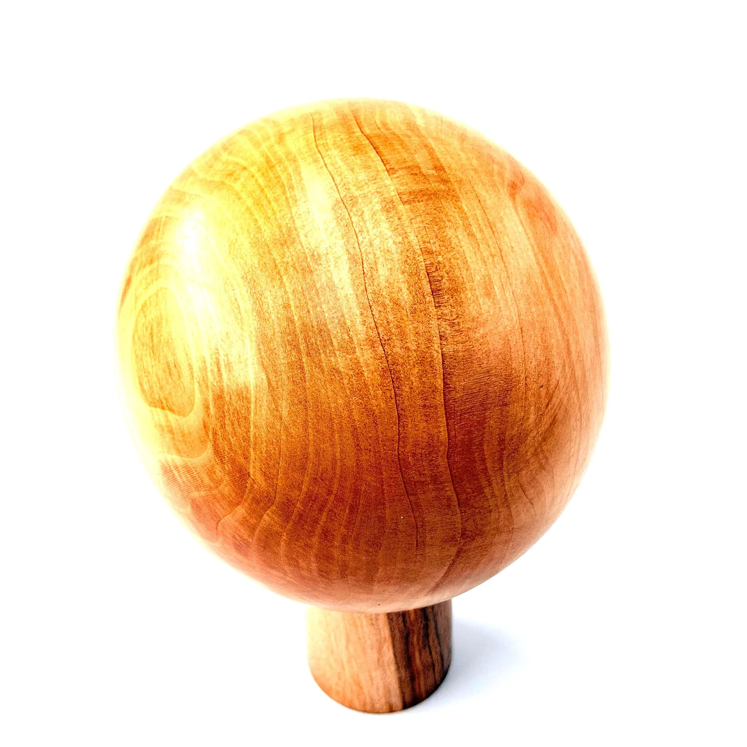 irnenholz‑Kugel Ø 14,5 cm auf handgedrechseltem Walnuss‑Standfuß