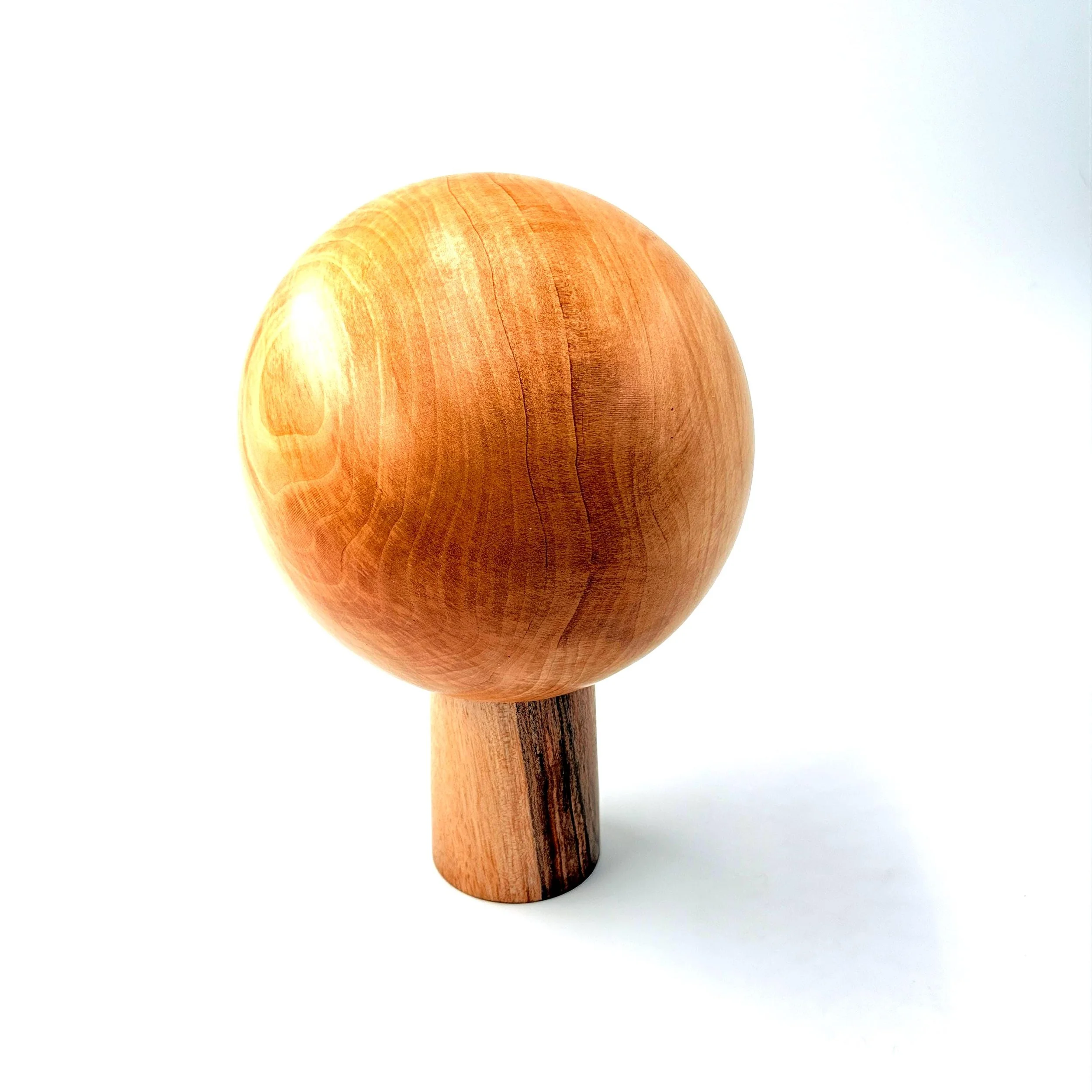 Massive Birnenholz‑Kugel handgedrechselt auf Walnuss‑Standfuß, Designobjekt