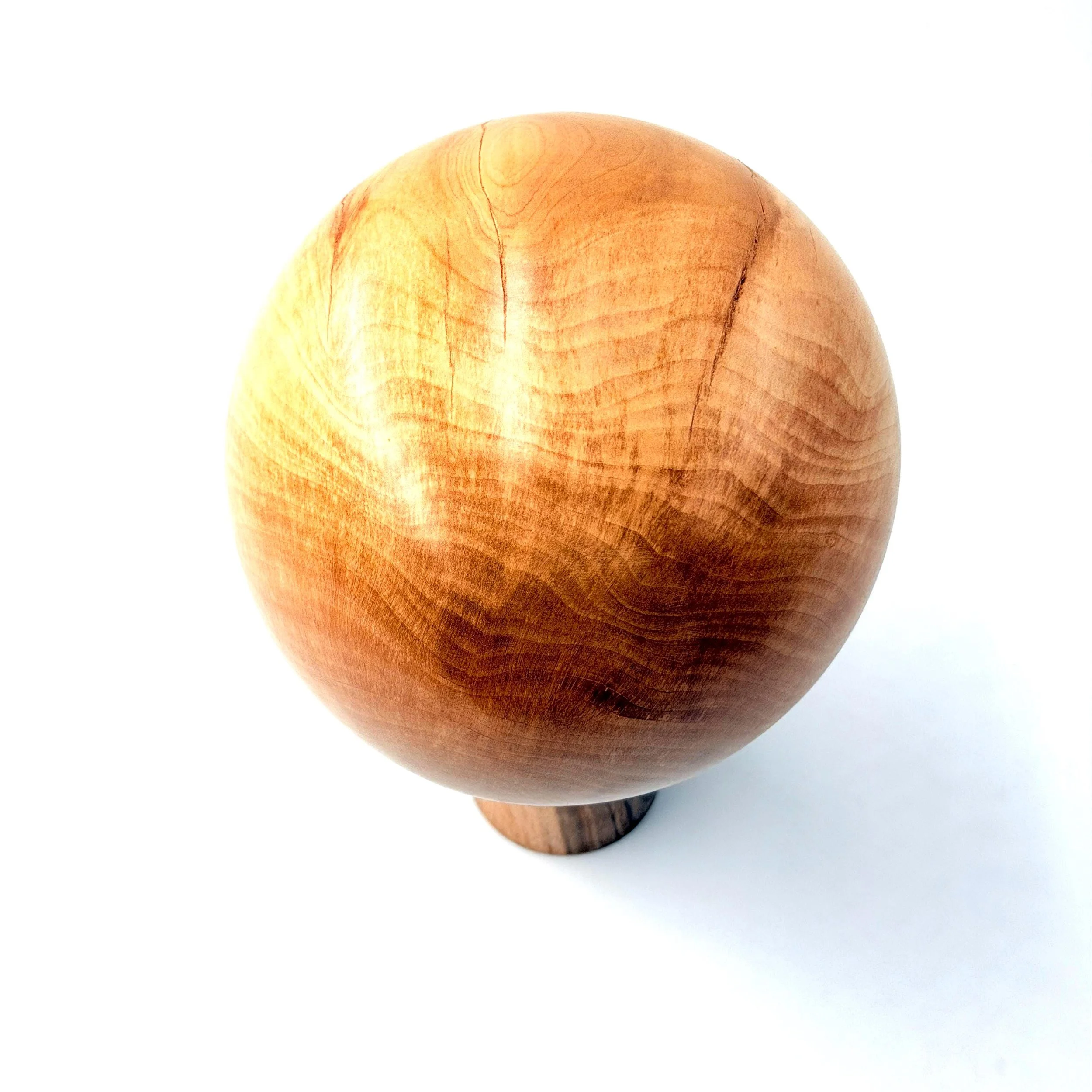 Detailaufnahme der Maserung einer handgedrechselten Birnenholz‑Kugel