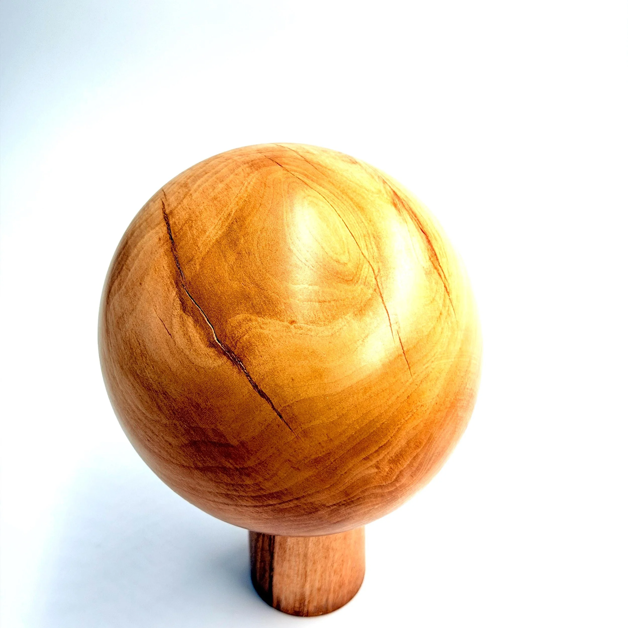 Unikat Birnenholz‑Kugel mit individueller Maserung und warmer Farbgebung