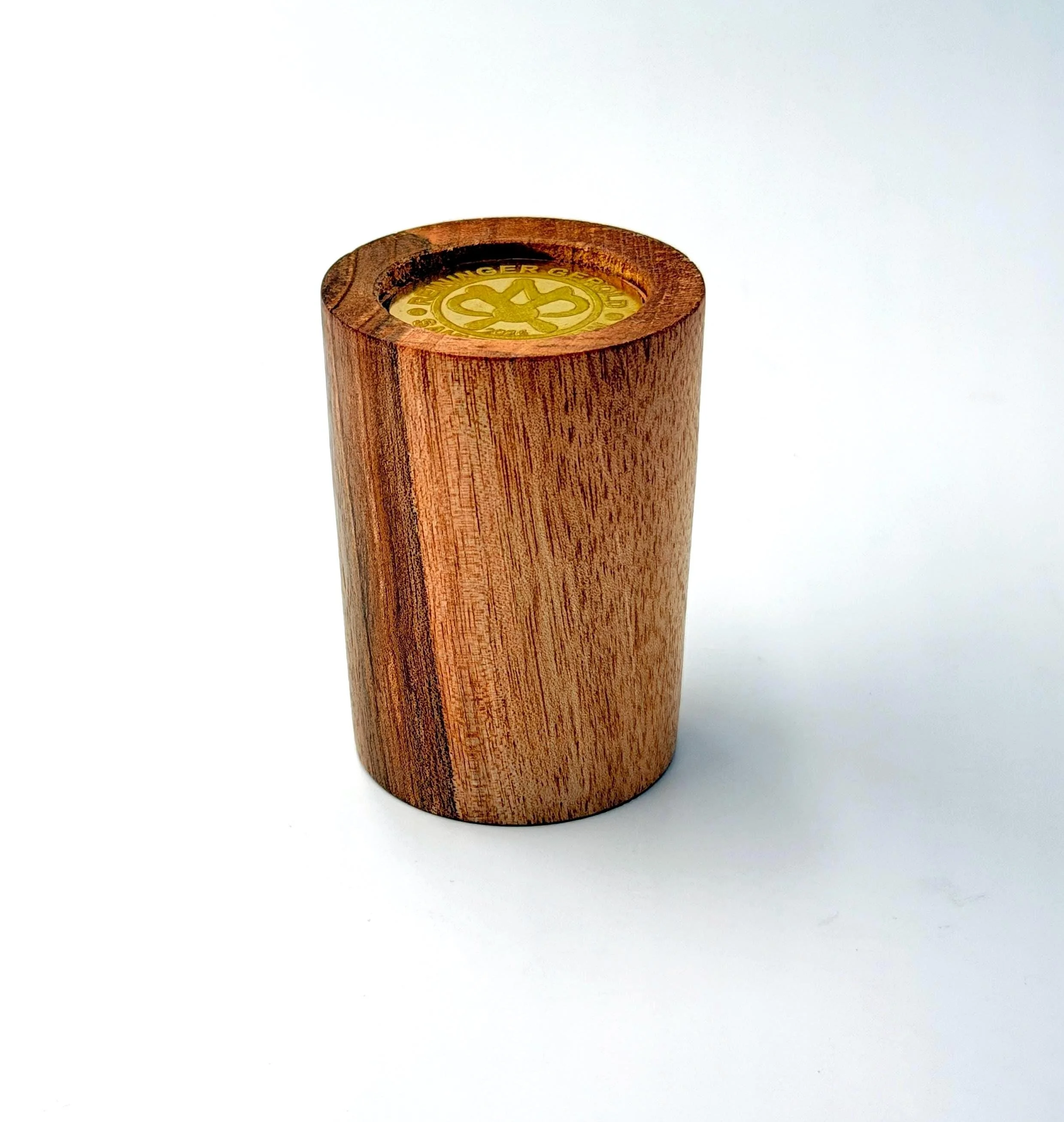 Handgedrechselter Standfuß aus Walnussholz für Birnenholz‑Kugel