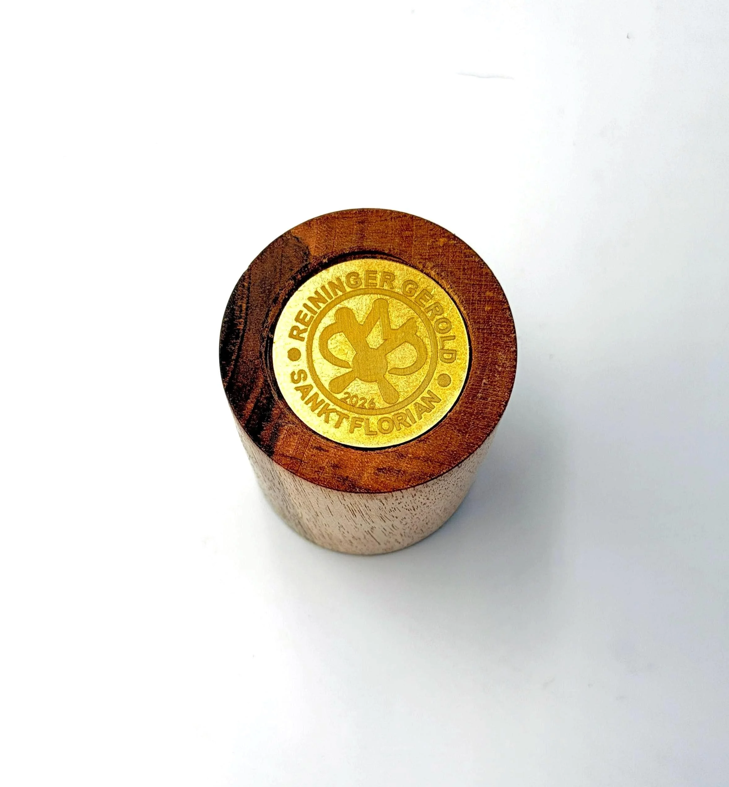 Unterseite des Walnuss‑Standfußes mit Reininger‑Signet