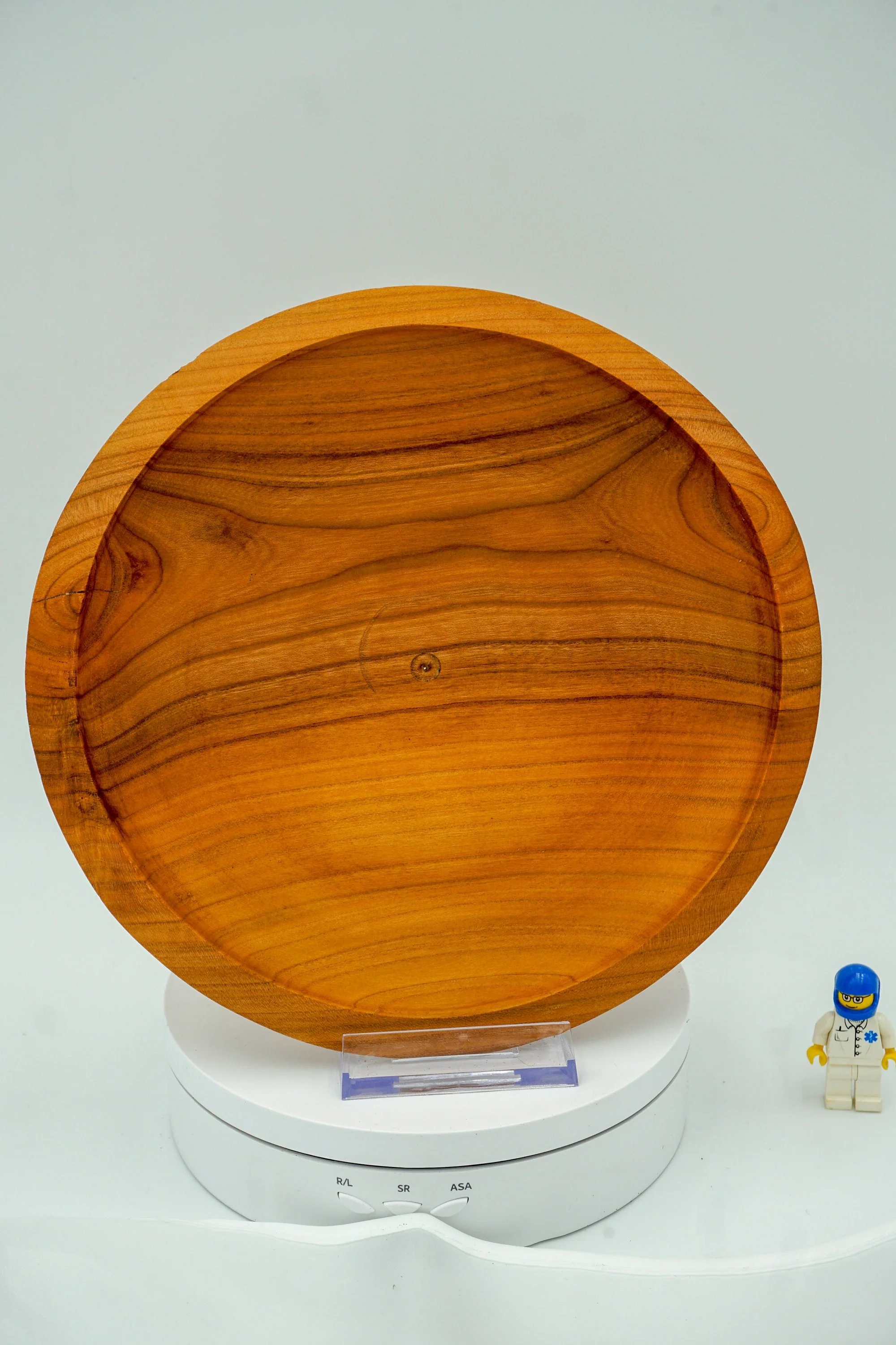 Flache Schale aus Kirschholz Ø 20 cm – Draufsicht mit ruhiger, warmer Maserung