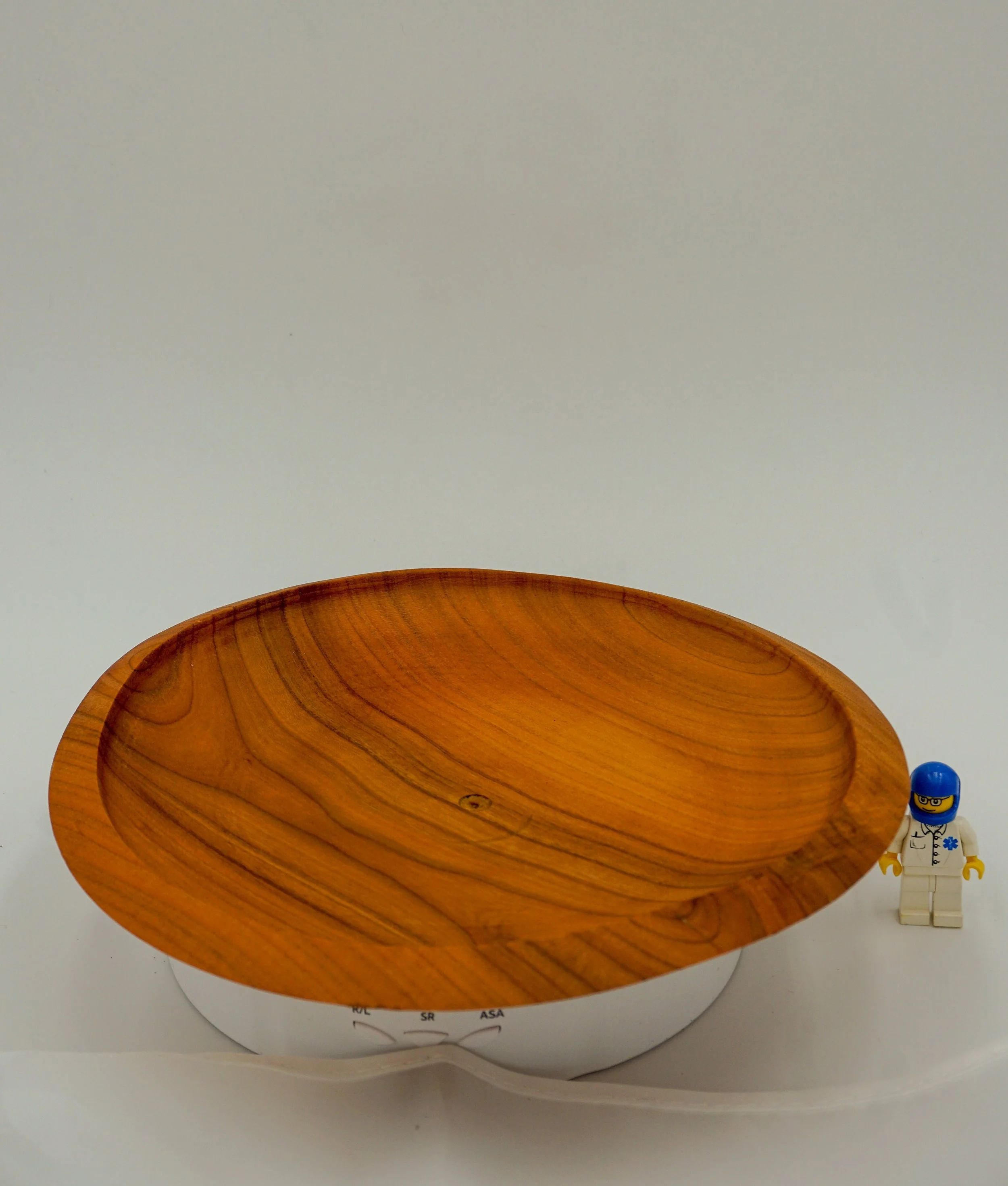 Kirschholz‑Schale flach – Seitenansicht, Höhe 2,5 cm, standstabile Form
