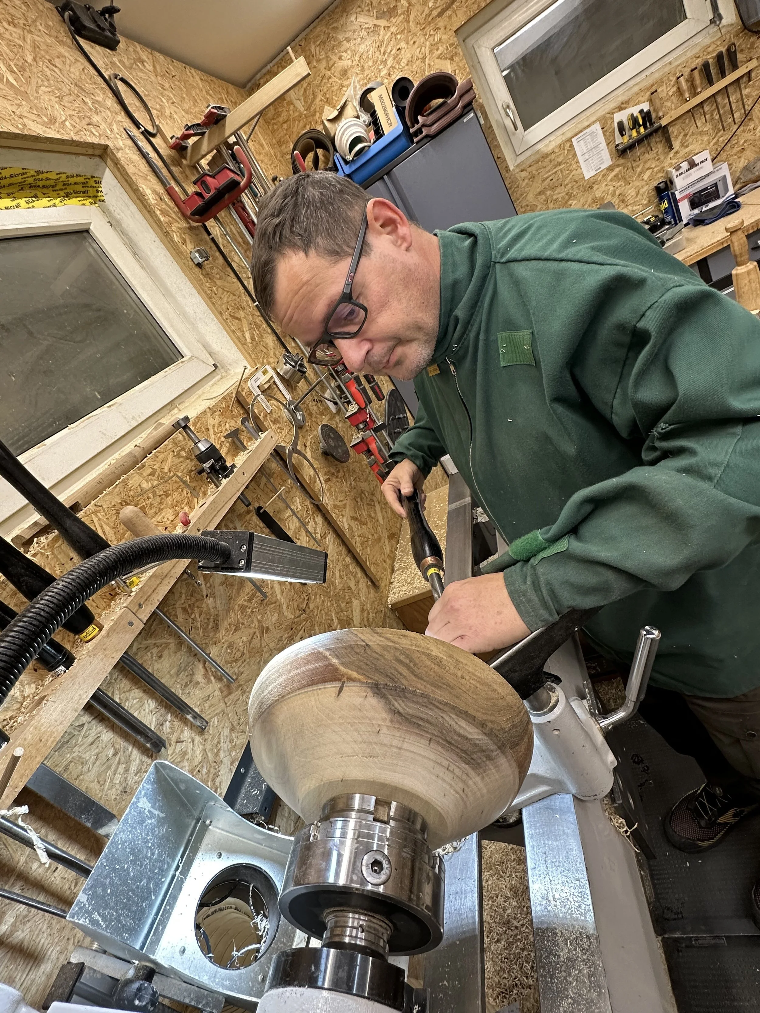 Werkstatt Bild von Gerold Reininger beim handdrechseln -- Austrian Timber Bowl in Sankt Florian bei Linz