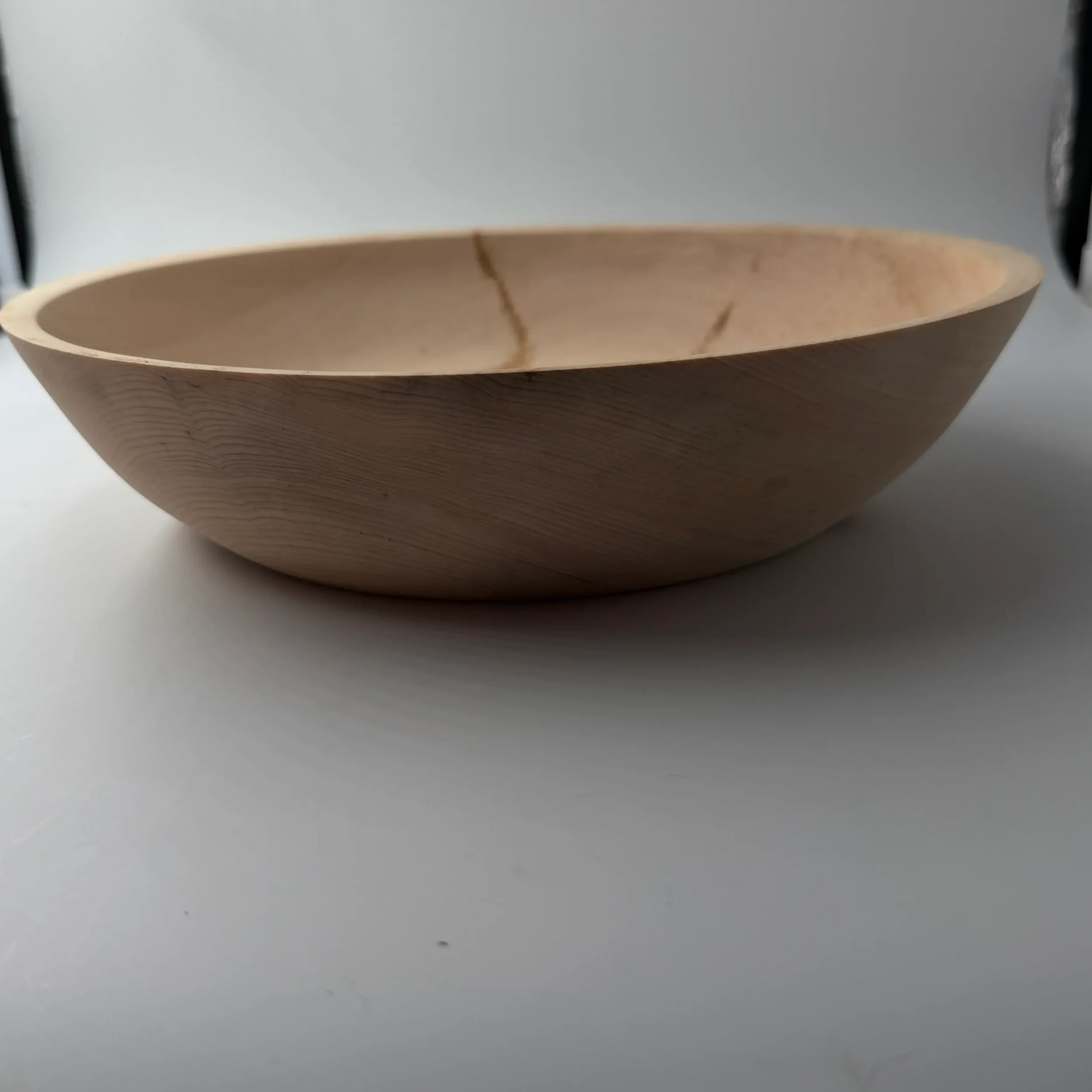 Große Zirbenholz-Schale – Seitenansicht, flache Form, Höhe 7 cm
