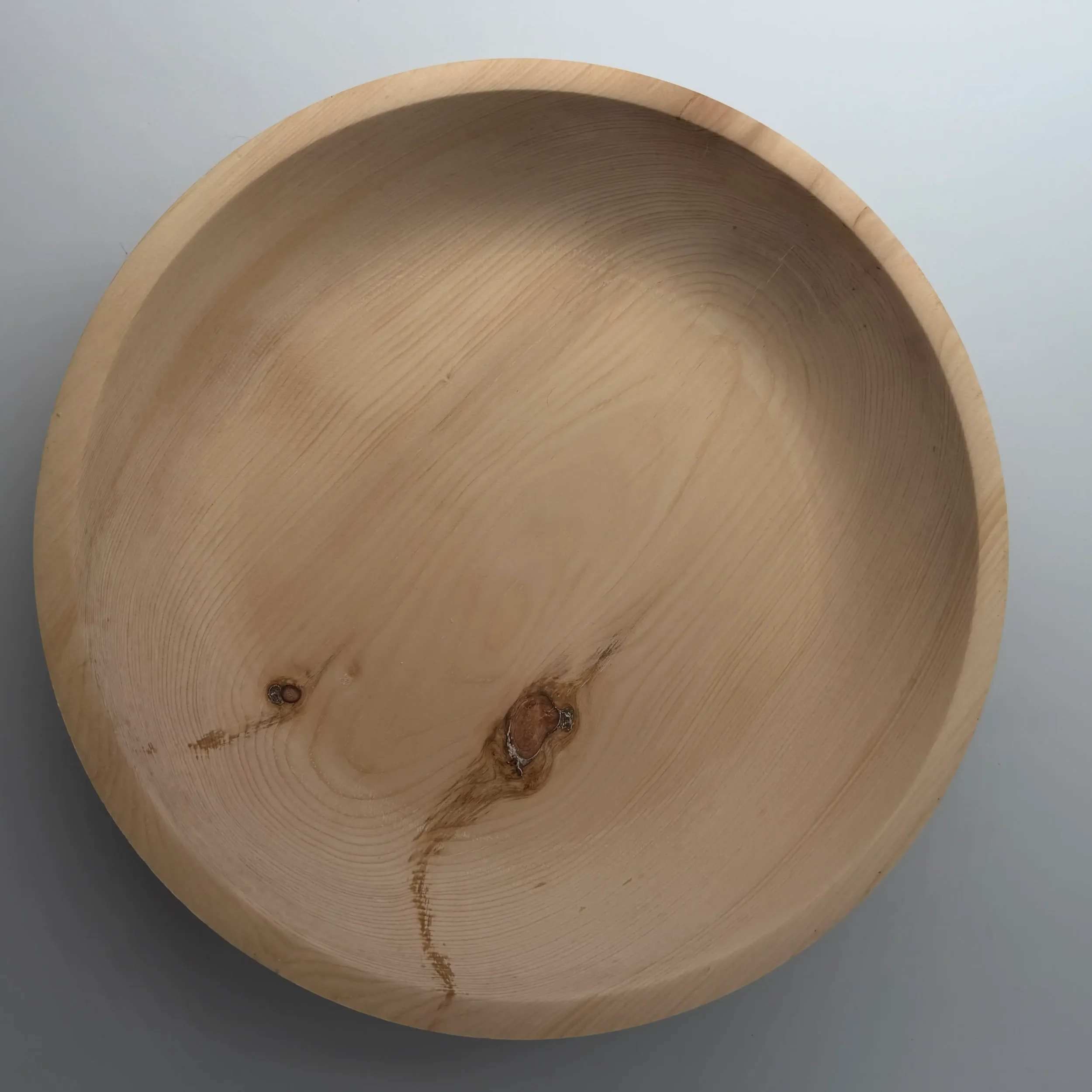 „Zirbenholz-Schale Ø 29 cm – Draufsicht, helle Maserung mit Astmerkmalen“