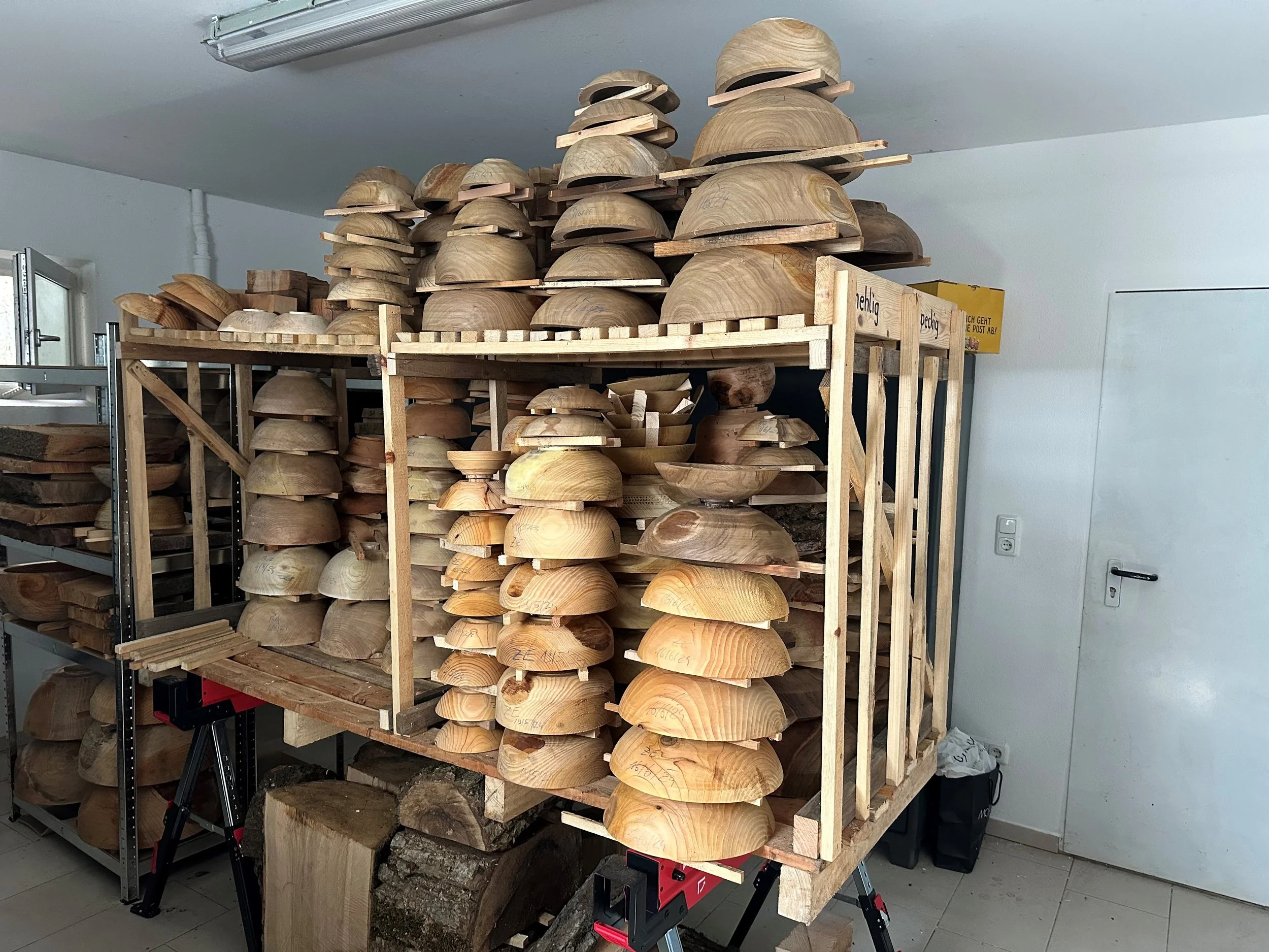 Holzrohlinge im Trocknungslager – vorbereitete Schalenrohlinge aus heimischem Holz für spätere handgefertigte Unikate.
