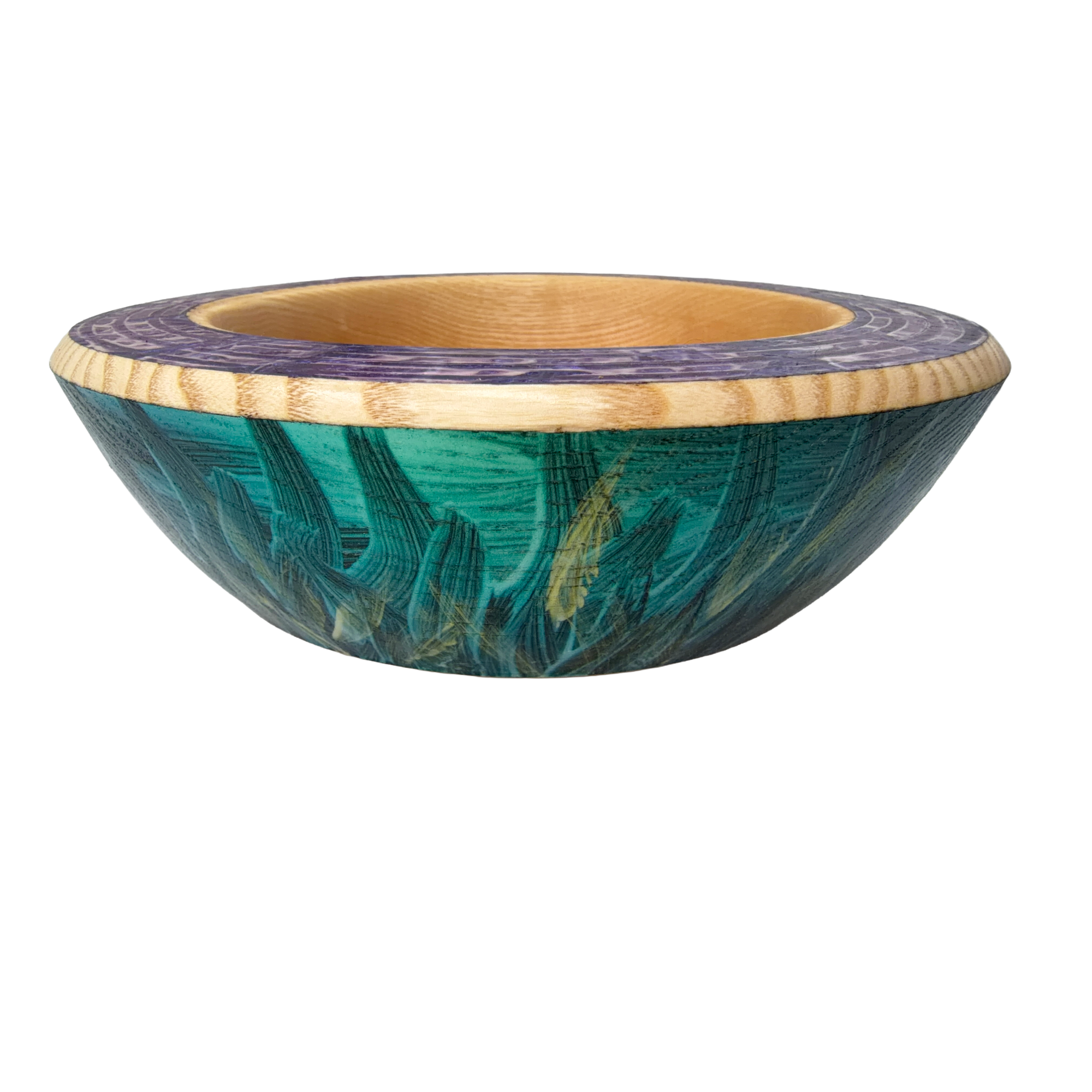 Handgefertigte Holzschale aus Esche mit farbiger Einlage in Grün‑ und Violetttönen – Unikat von AustrianTimberBowl, freigestellte Ansicht.