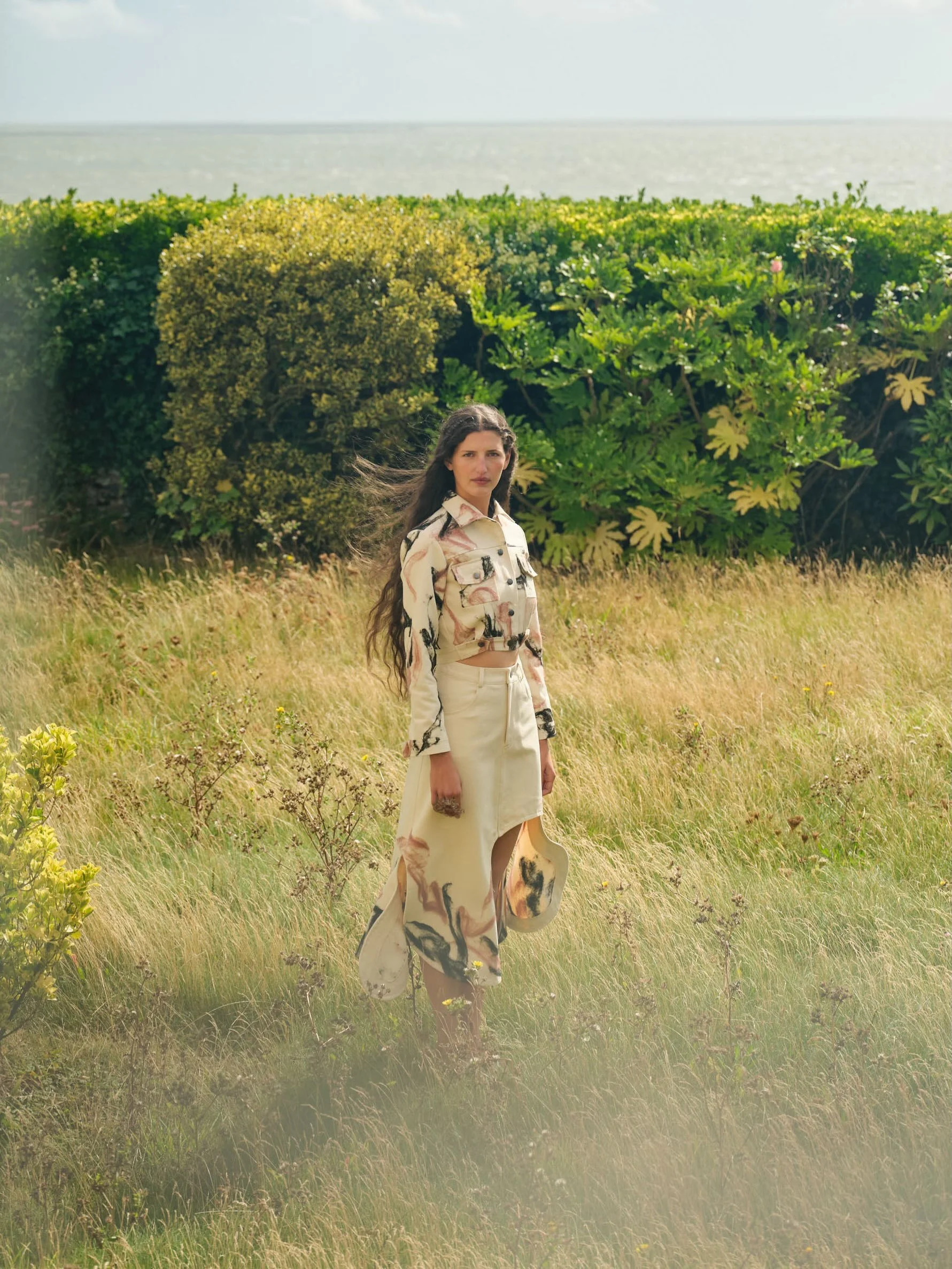 The all-season cropped Shell Jacket, featuring an adjustable waist, paired with the Shell Irregular Skirt.

Hand-felted with fine Merino wool and 100% cotton, fully lined.

Photographer @josefinabietti 
Video @andisantamaria_  @josefinabietti 
Hair a