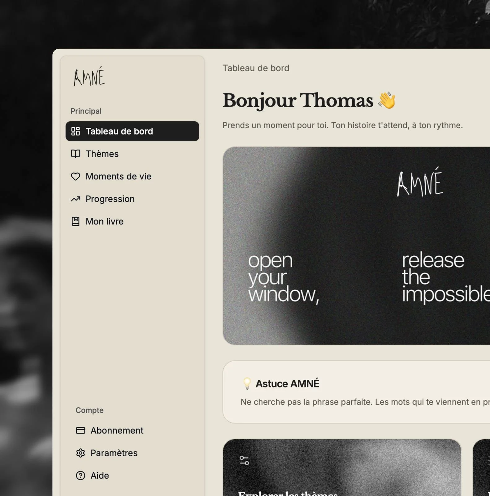 The image shows a user interface of a digital application or website, with a sidebar menu on the left featuring options like 'Principal', 'Thèmes', 'Moments de vie', 'Progression', and 'Mon livre'. The main section contains a message addressed to 'Thomas', with an emoji waving hand, and a motivational quote: 'Open your window, release the impossible.' There is also a section titled 'Astuces AMNÉ' with a French phrase about not searching for the perfect phrase, and some account and settings options below.
