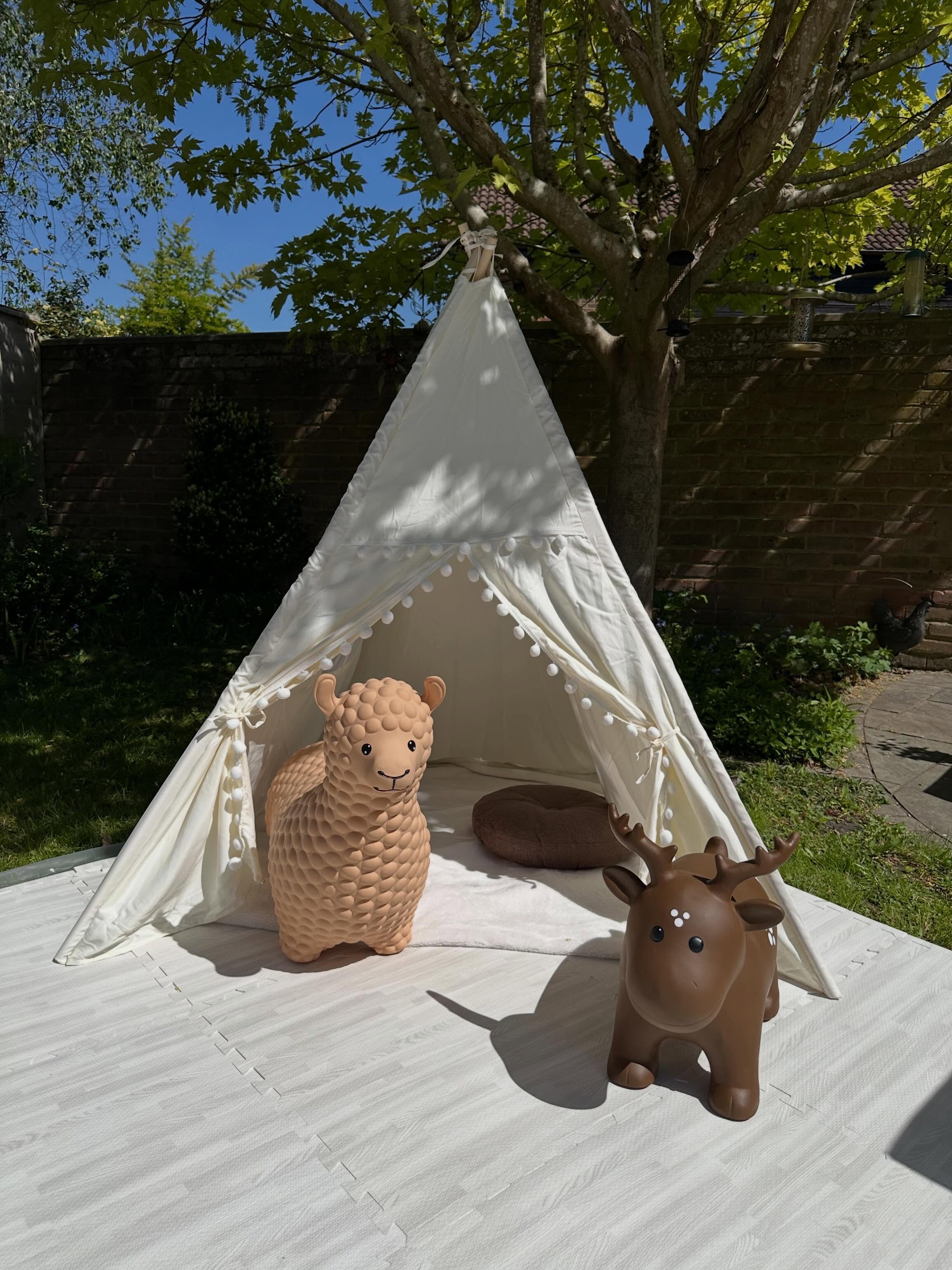 Sunny days, happy faces &amp; endless bouncing fun ☀️🦙🫎

Our adorable hoppers are always a favourite at parties and look even cuter sitting outside the party tent ready for little guests to play! 

Perfect for toddlers and little ones aged 0&ndash;