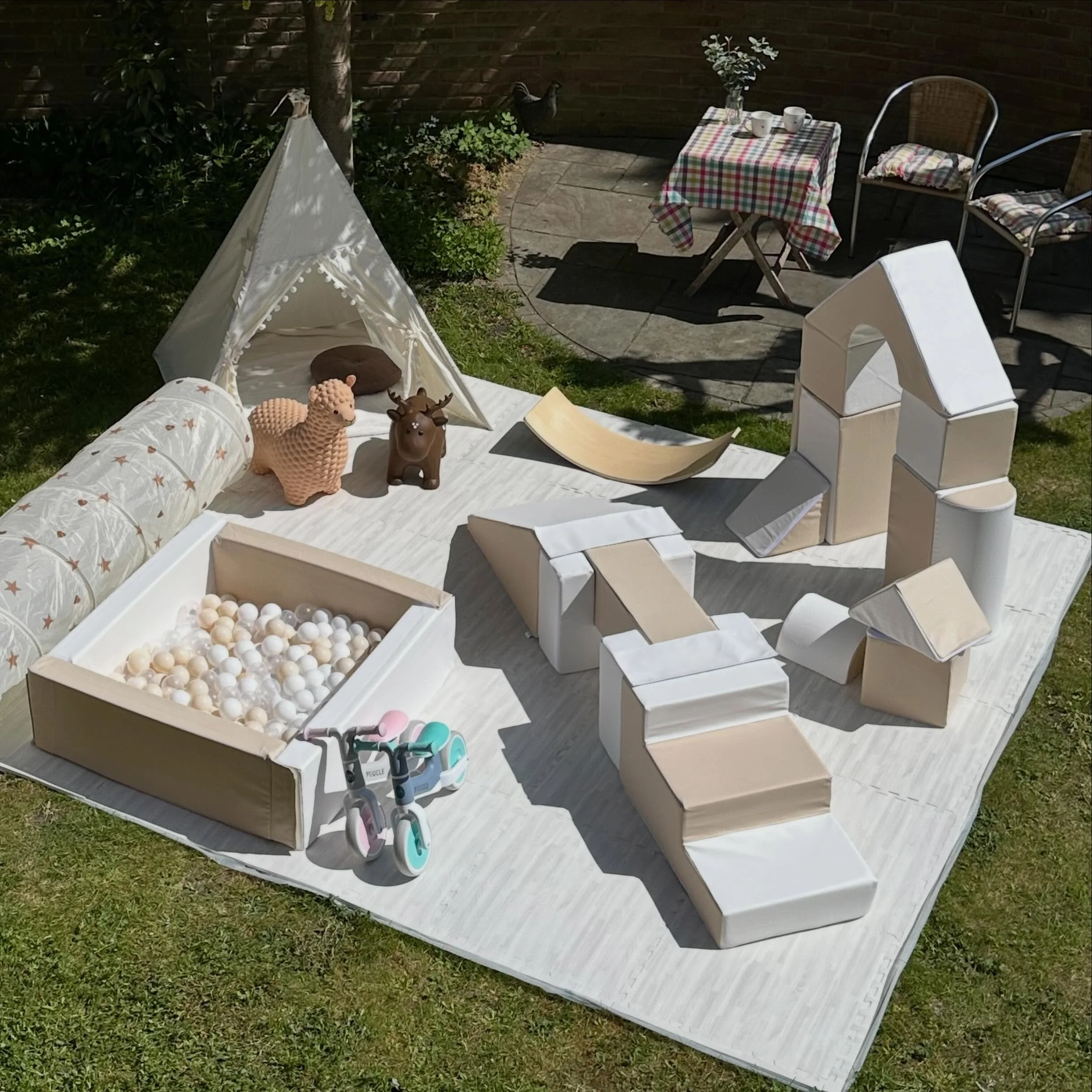 Sunshine + soft play = the perfect party combo ☀️🎉 

Our soft play setups are made for little explorers aged 0&ndash;5, giving them a safe, fun space to crawl, climb, slide &amp; play while the grown-ups relax.

Based in Surrey and available for bir
