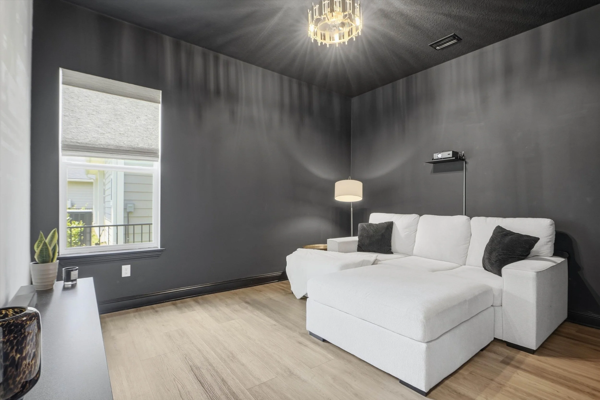 18-Downstairs Bedroom.jpg