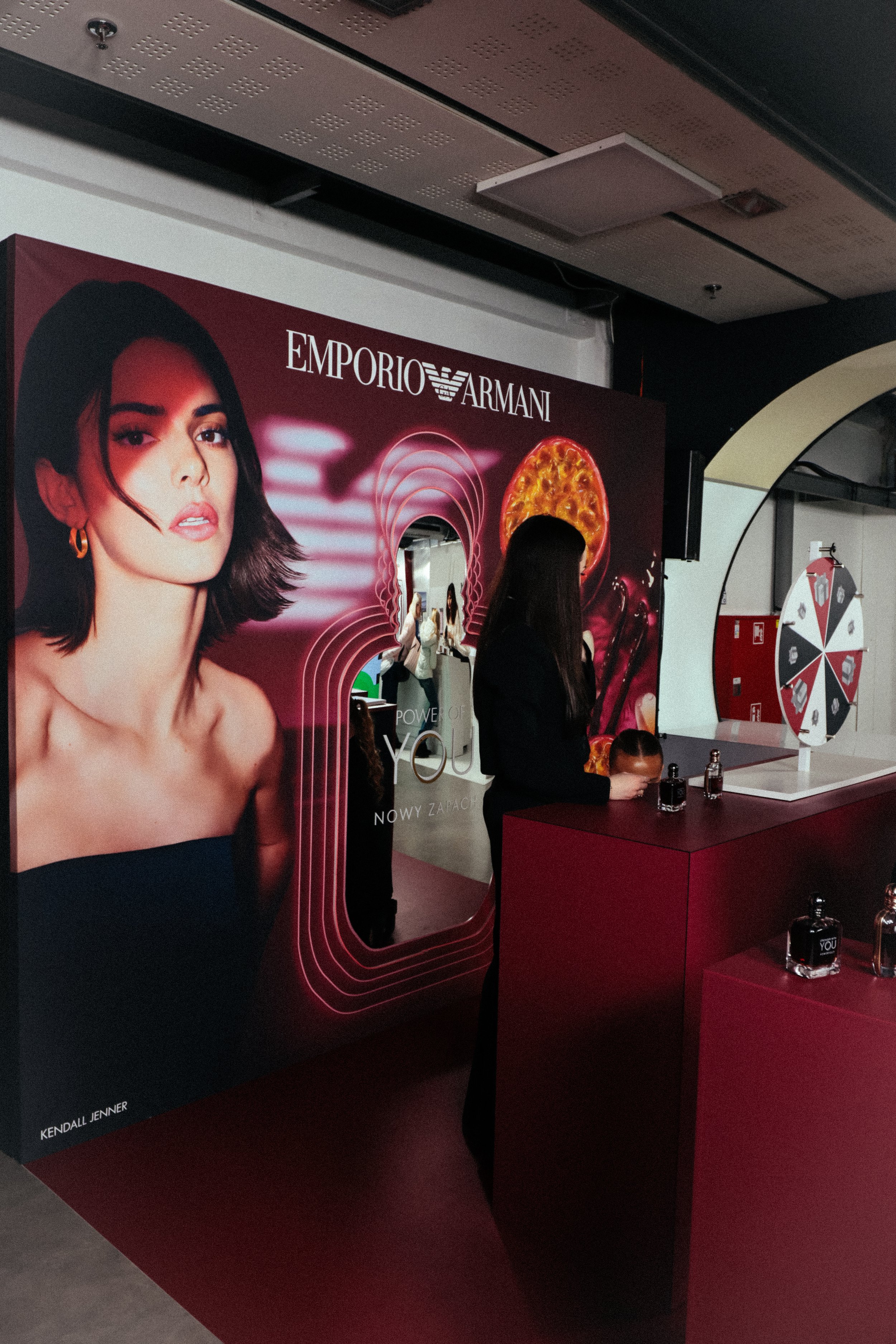 budowa scenografii
produkcja scenografii
wykonanie scenografii
dekoracje eventowe
dekoracje sceniczne
zabudowa eventowa
zabudowa targowa
zabudowa stoisk targowych
stoiska targowe
produkcja dekoracji
dekoracje reklamowe
dekoracje komercyjne