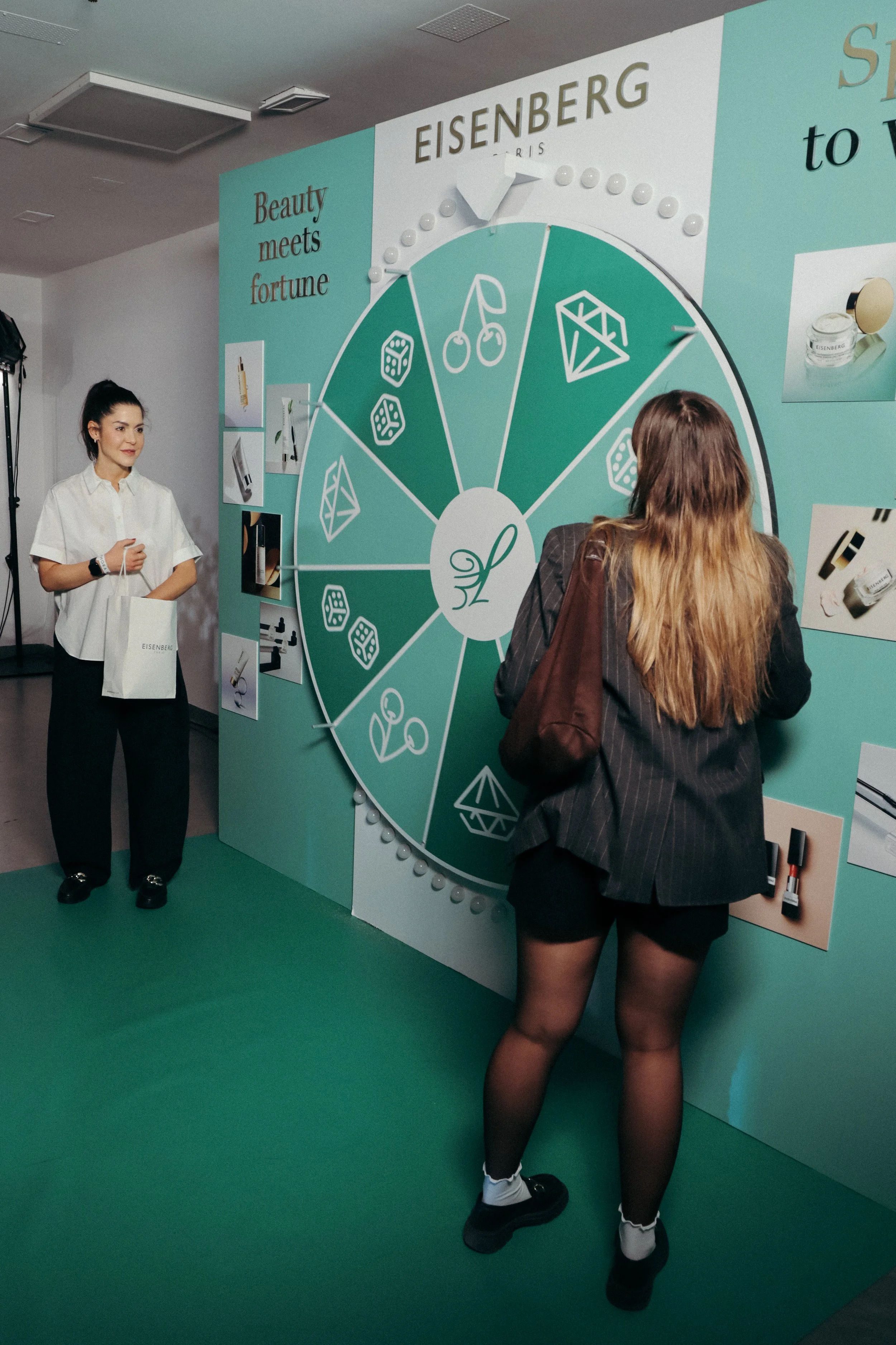 budowa scenografii
produkcja scenografii
wykonanie scenografii
dekoracje eventowe
dekoracje sceniczne
zabudowa eventowa
zabudowa targowa
zabudowa stoisk targowych
stoiska targowe
produkcja dekoracji
dekoracje reklamowe
dekoracje komercyjne