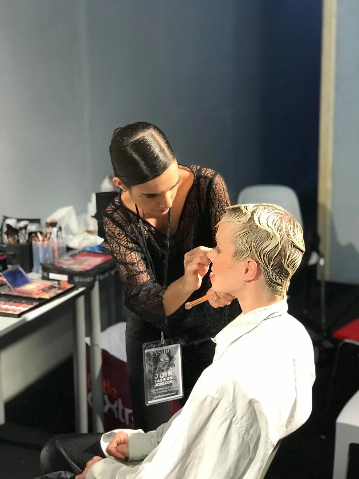 Backstage vibes 💄
Trabajar como makeup artist en el Salon International de la Lingerie fue pura inspiraci&oacute;n&hellip; Pieles luminosas, miradas intensas y ese toque parisino que lo hace todo a&uacute;n m&aacute;s especial. ✨

#makeupartis #salo